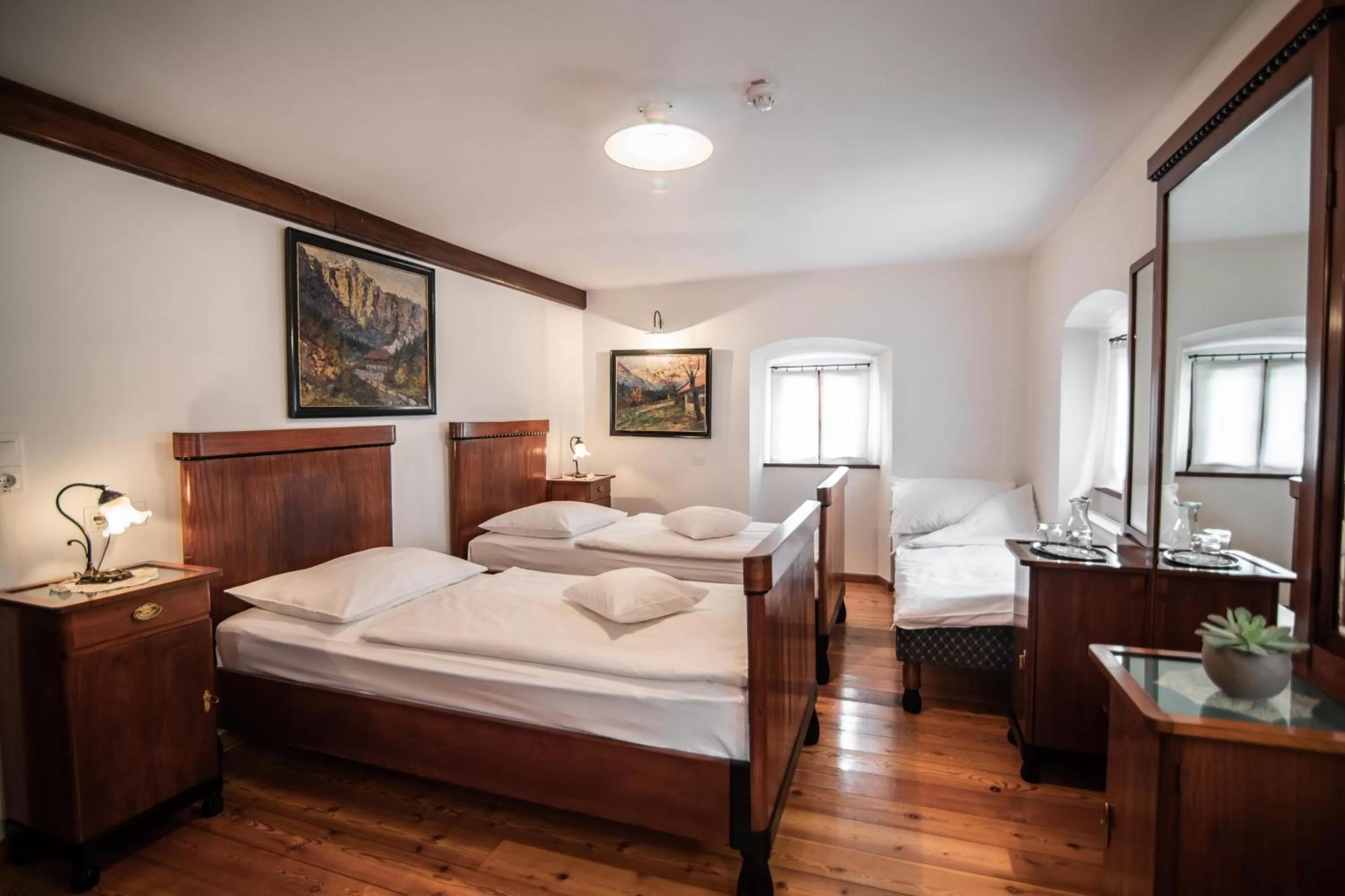 Bed in Hotel Dvor Jezersek Brnik