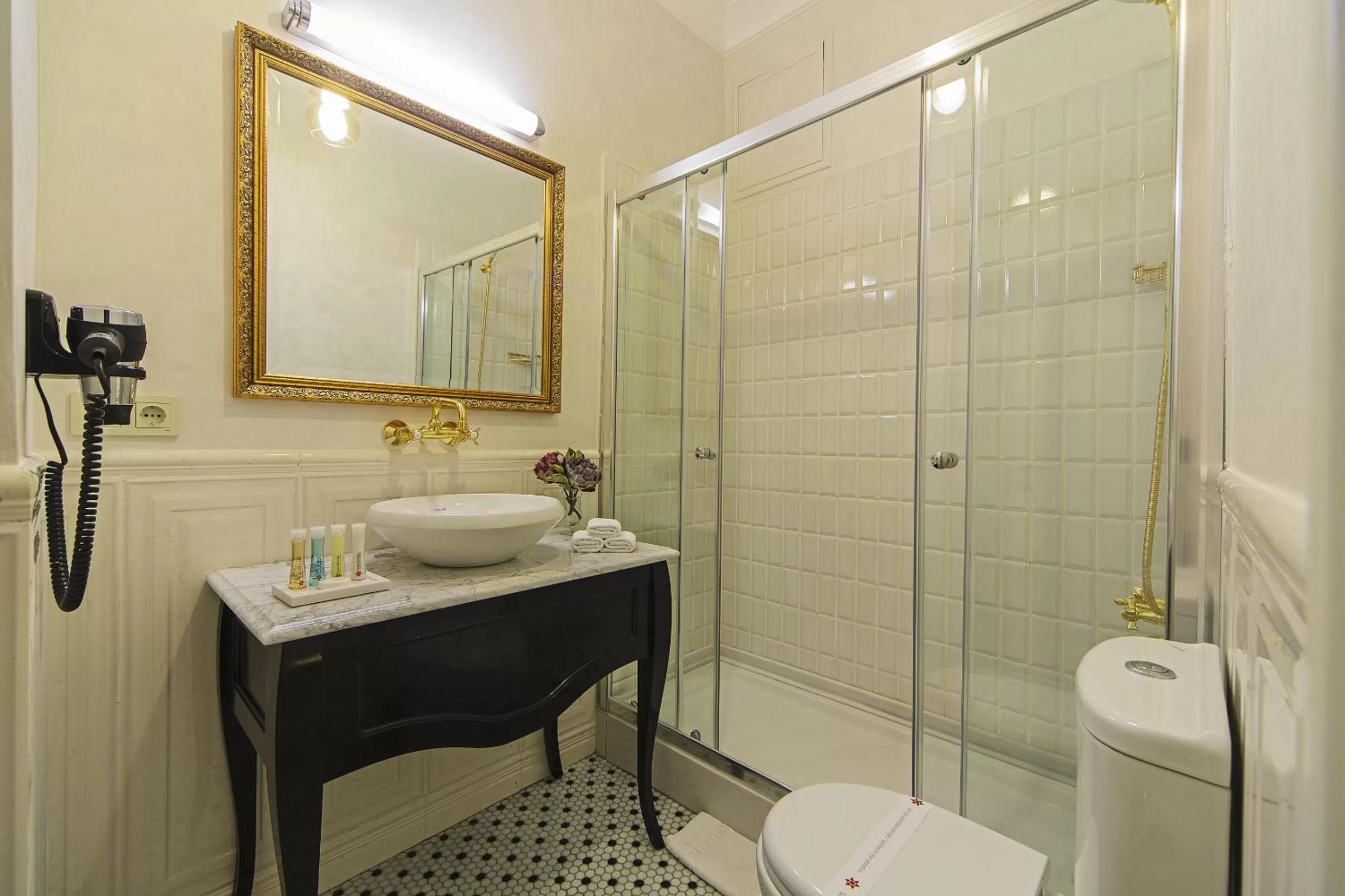 Toilet in Meroddi Galata Mansion