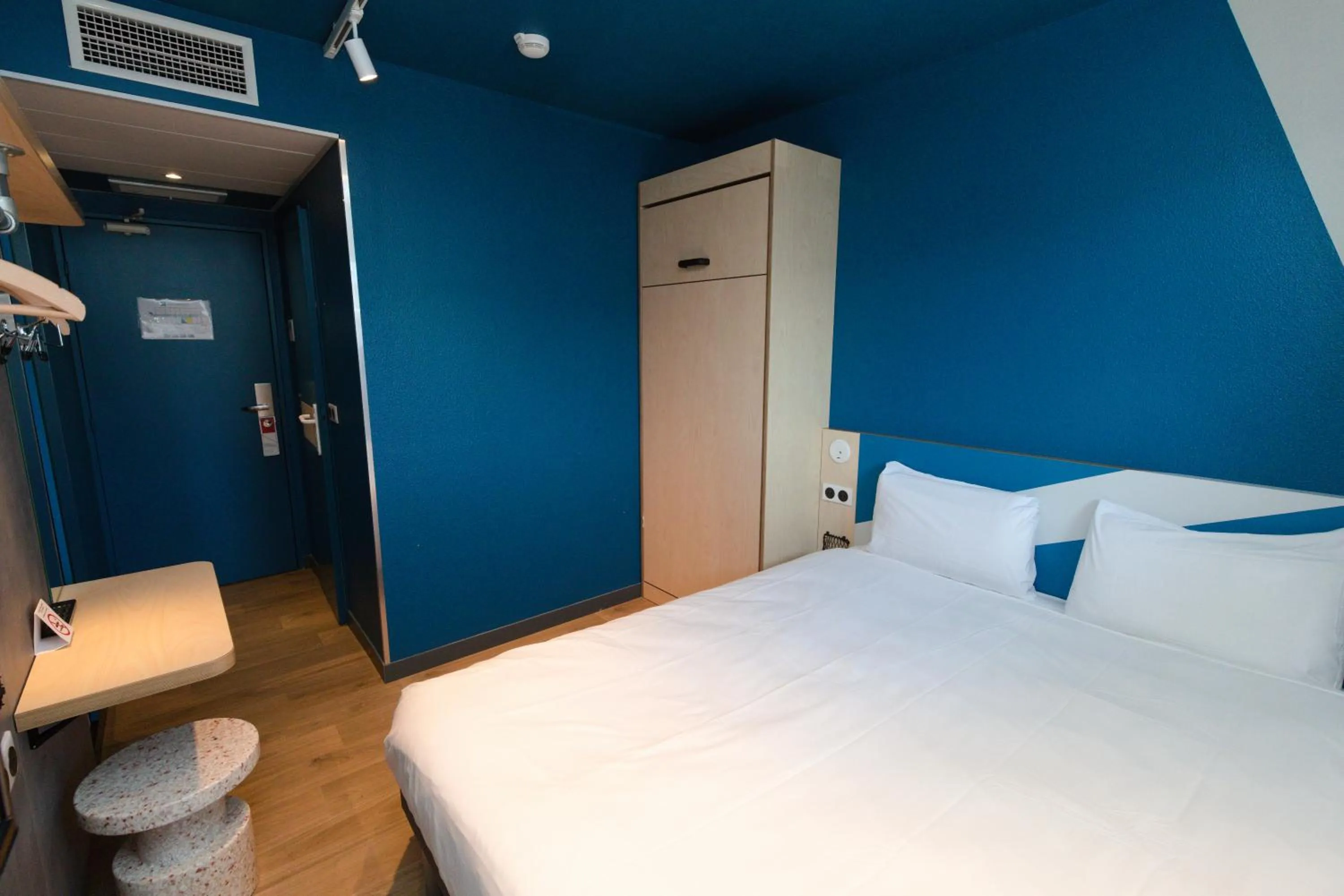 Decorative detail, Bed in ibis Budget La Teste Bassin d'Arcachon