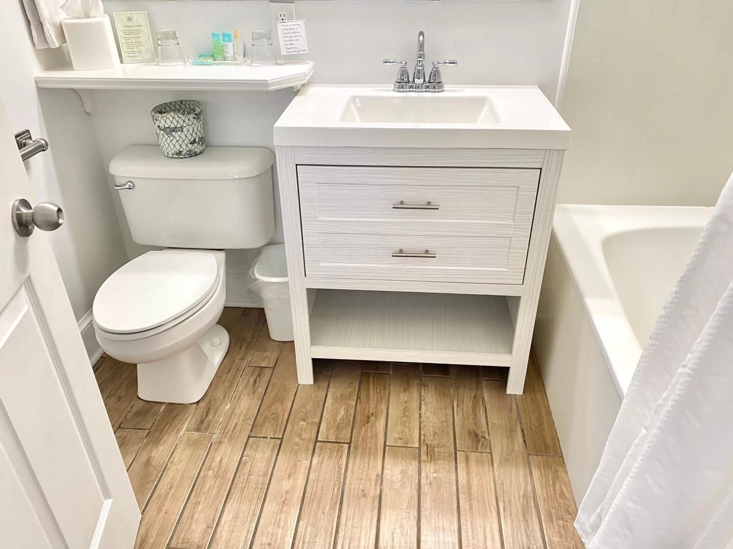 Bathroom in Harbor House Inn