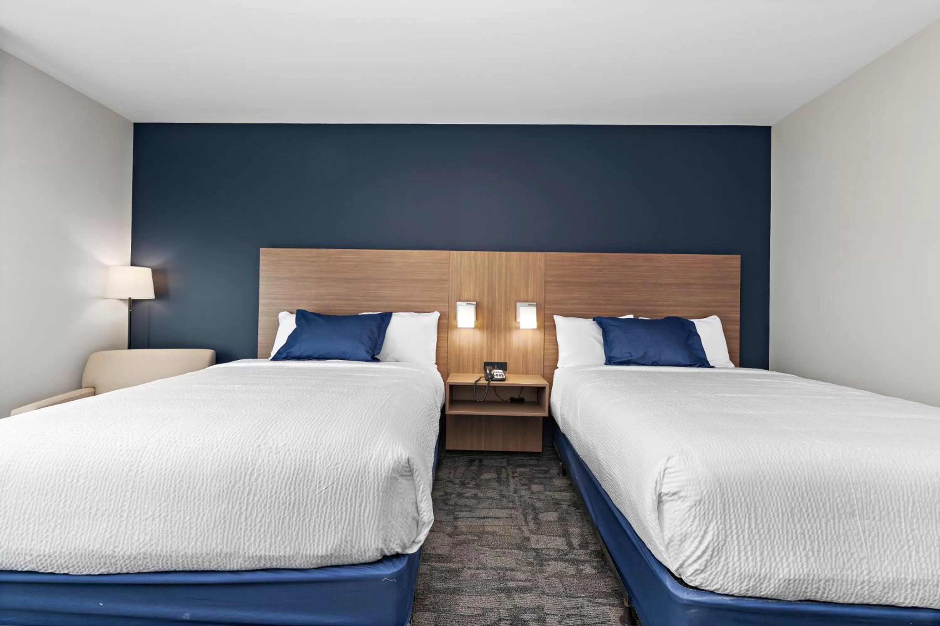 Bed in Holiday Inn Express Kansas City North Parkville by IHG