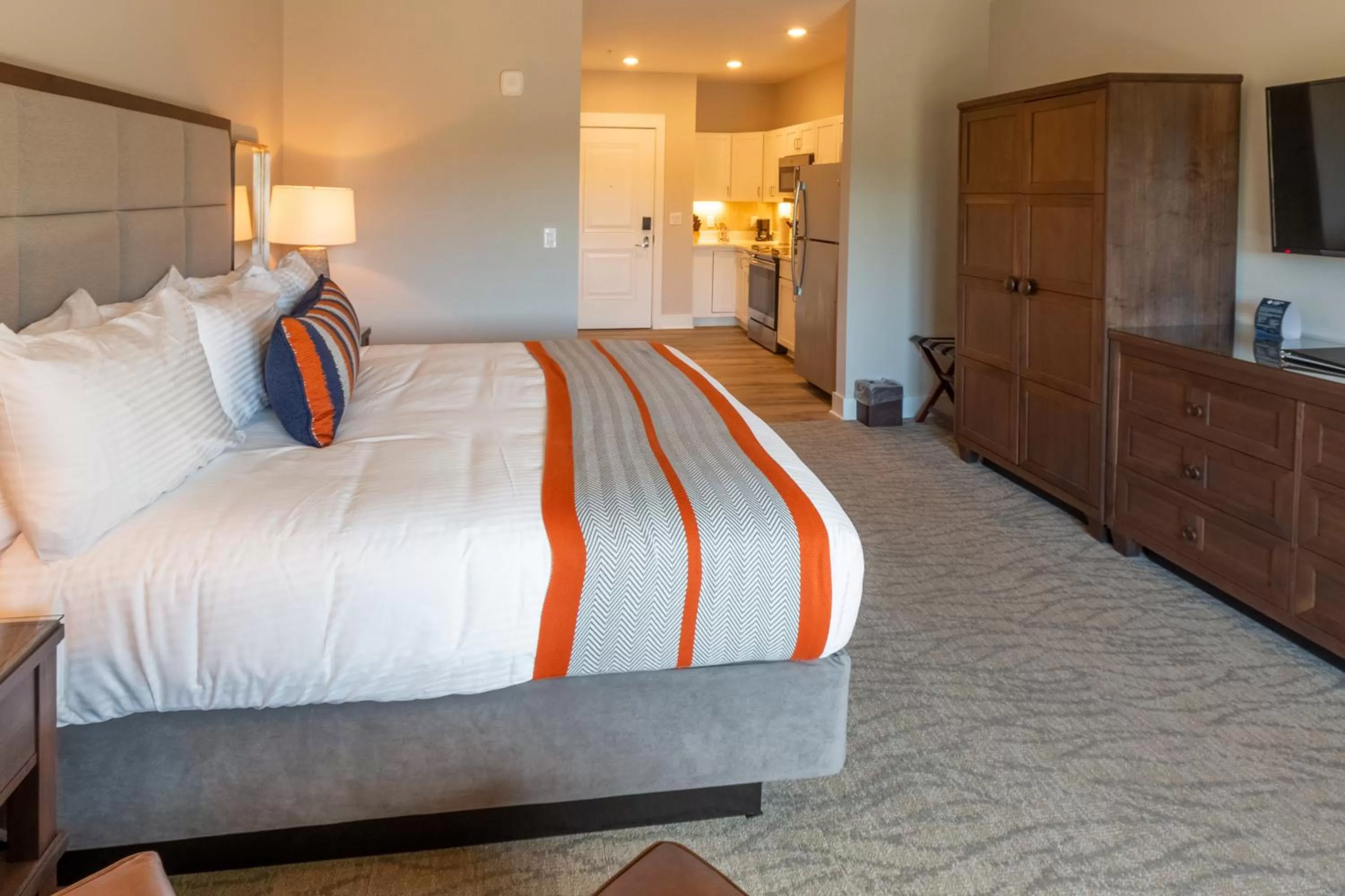 Photo of the whole room, Bed in Lakeside Lodge Clemson