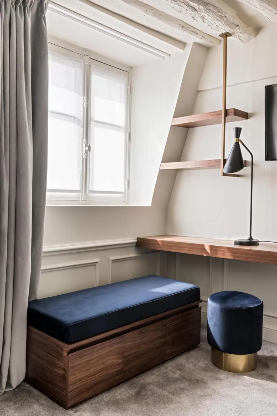 Seating area, Bed in Hotel Verneuil Saint Germain