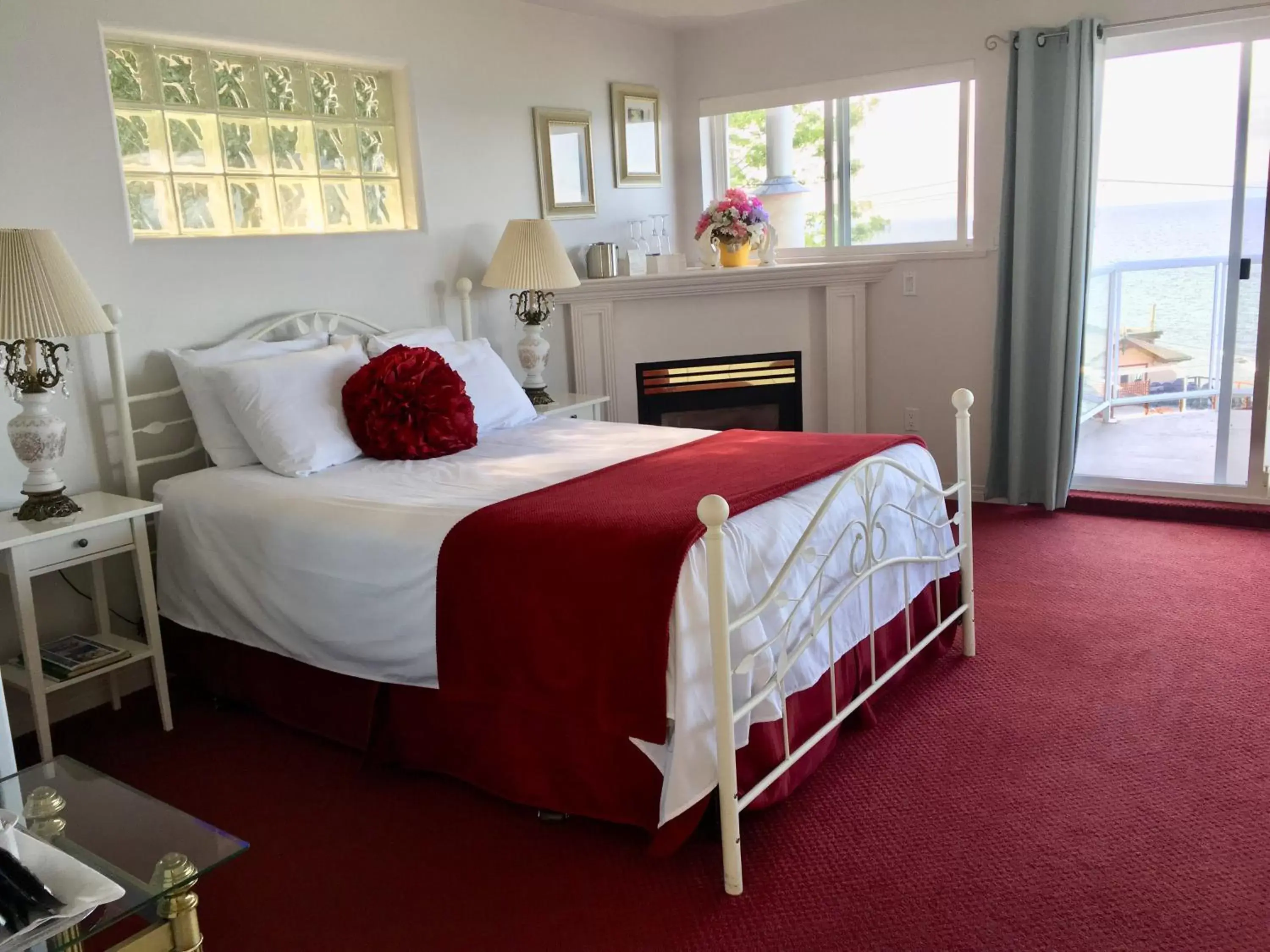 Jacuzzi Suite - One Queen Bed with HUGE PRIVATE BALCONY and OCEAN VIEW in Casa Grande Inn Jacuzzi Suite - One Queen Bed with HUGE PRIVATE BALCONY and OCEAN VIEW in Casa Grande Inn