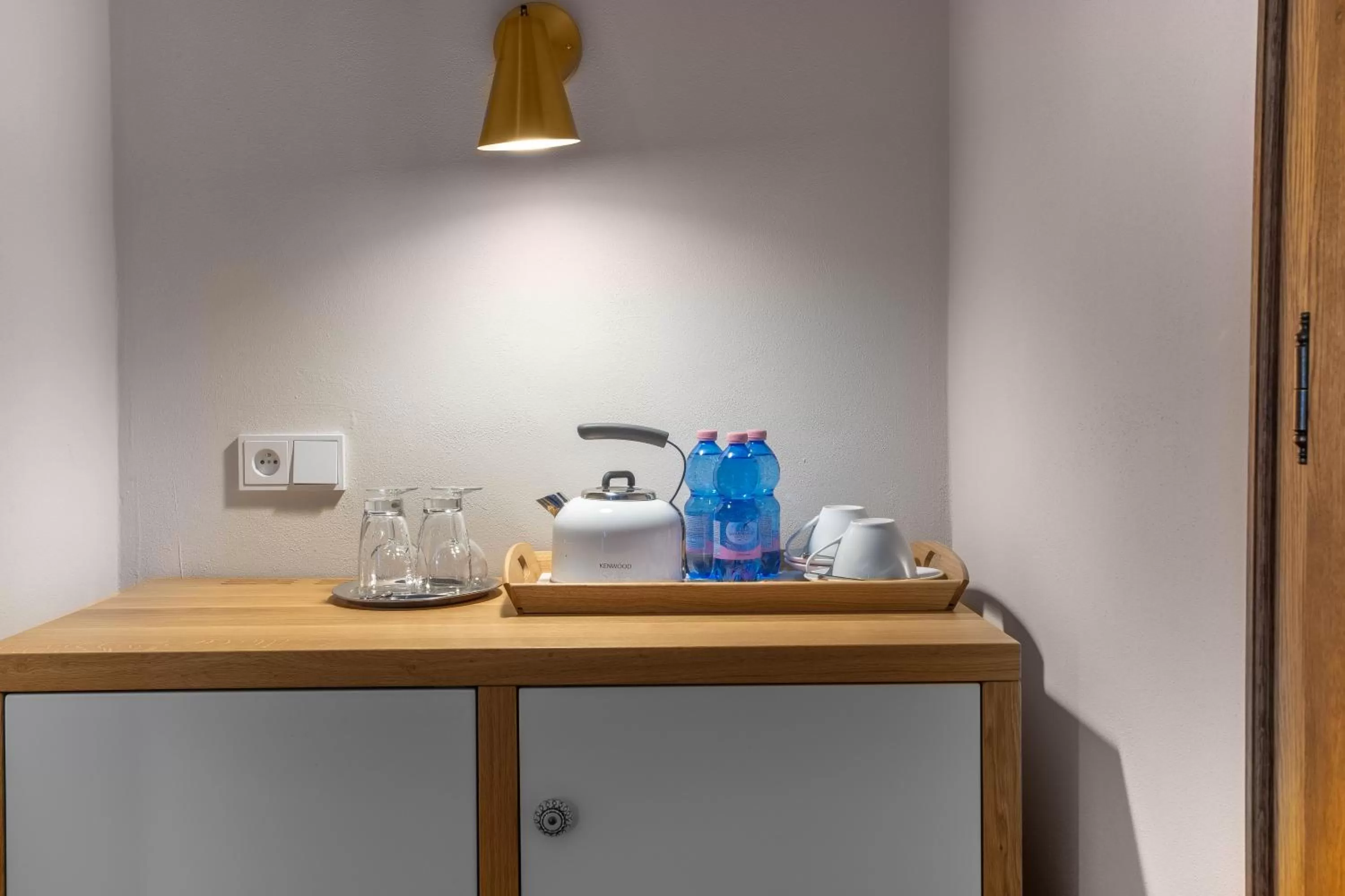 Coffee/tea facilities in Hotel At the Golden Scissors