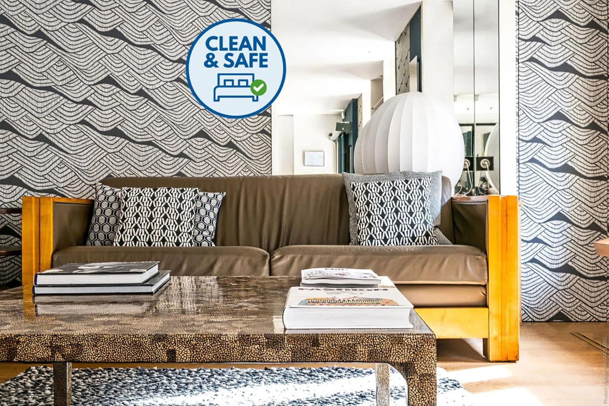 Communal lounge/ TV room in Etoile Park Hotel