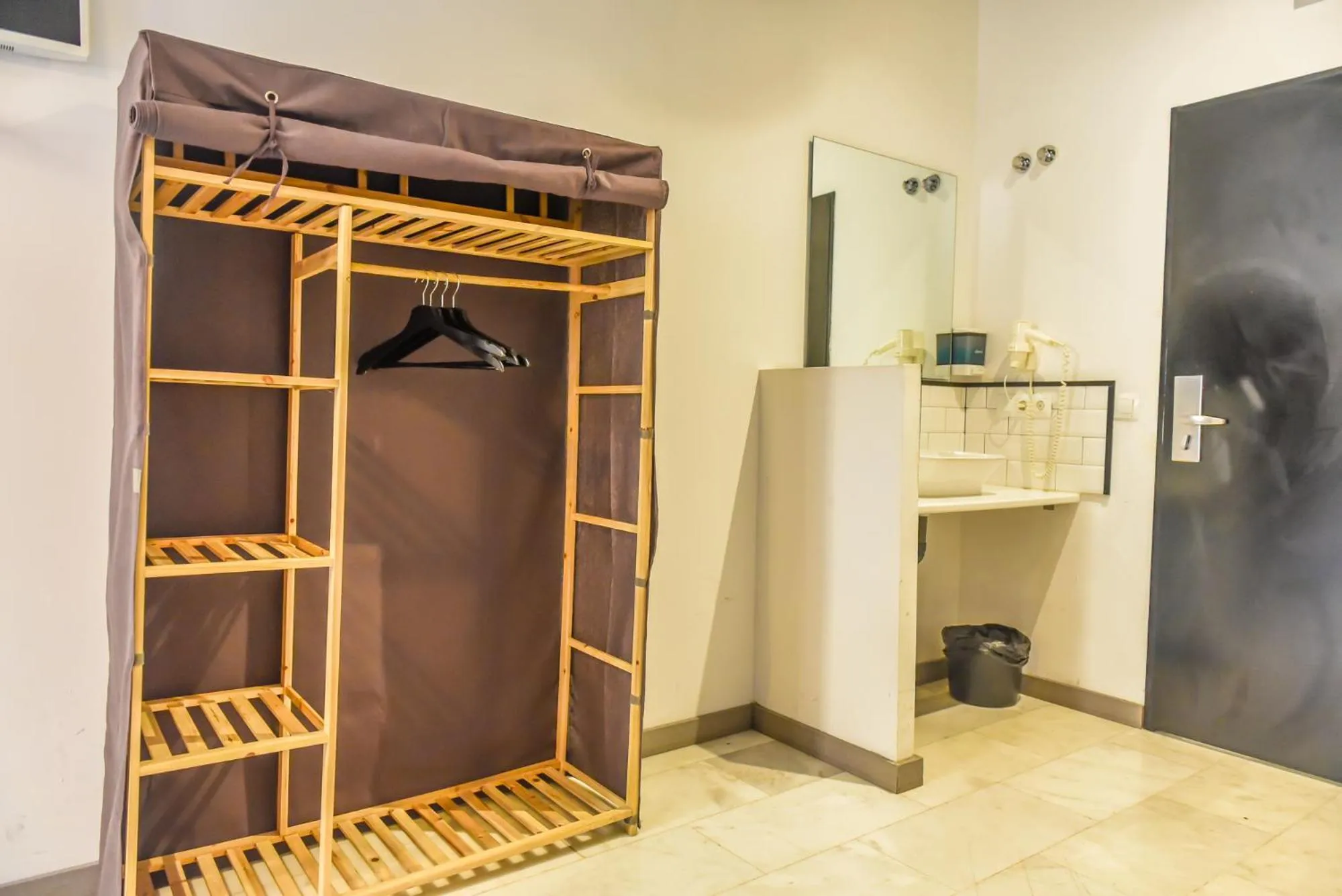 Basic Triple Room with Shared Bathroom in Feel Hostels Soho Malaga