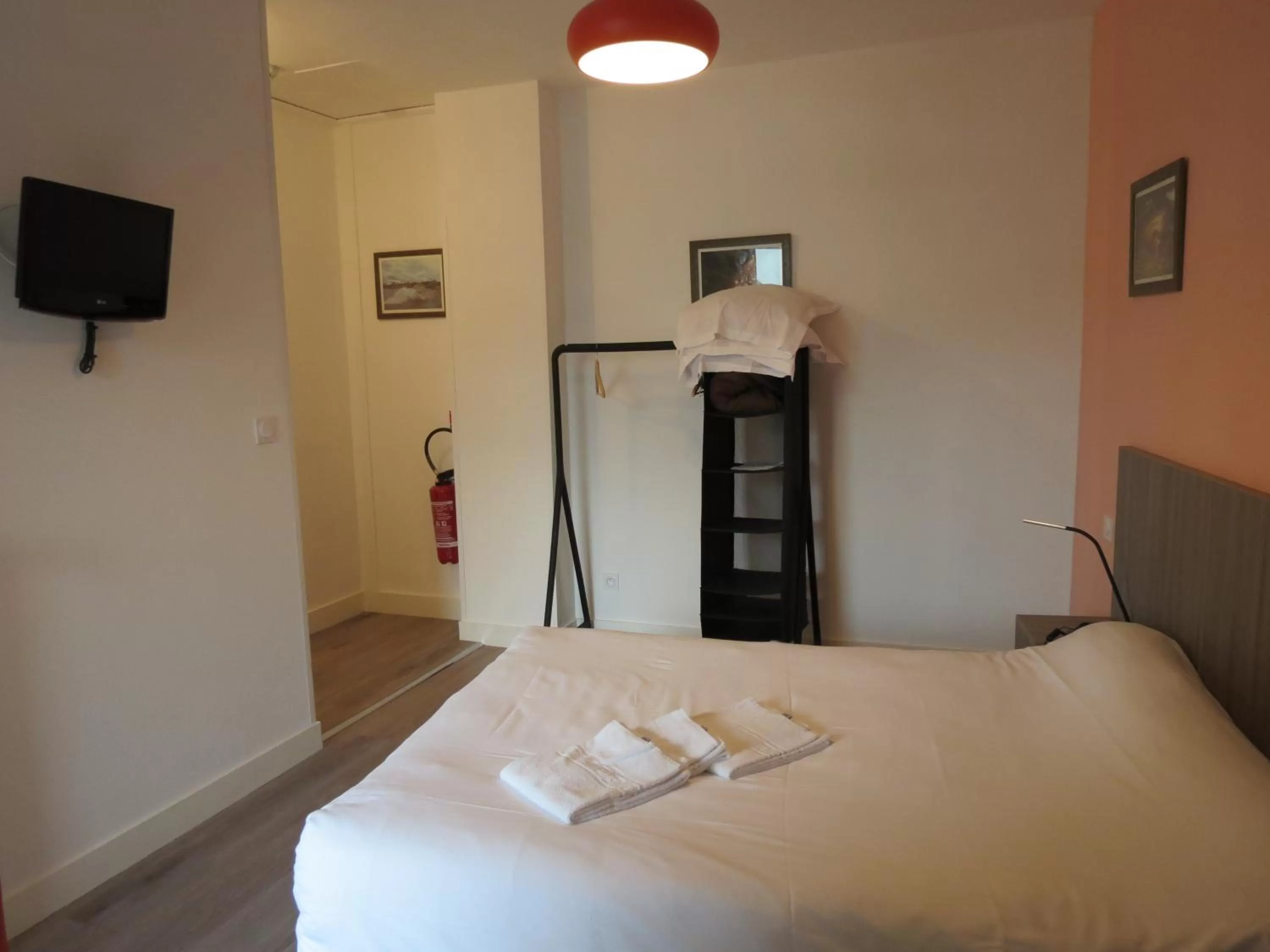 Photo of the whole room, Bed in Hotel le Faisan