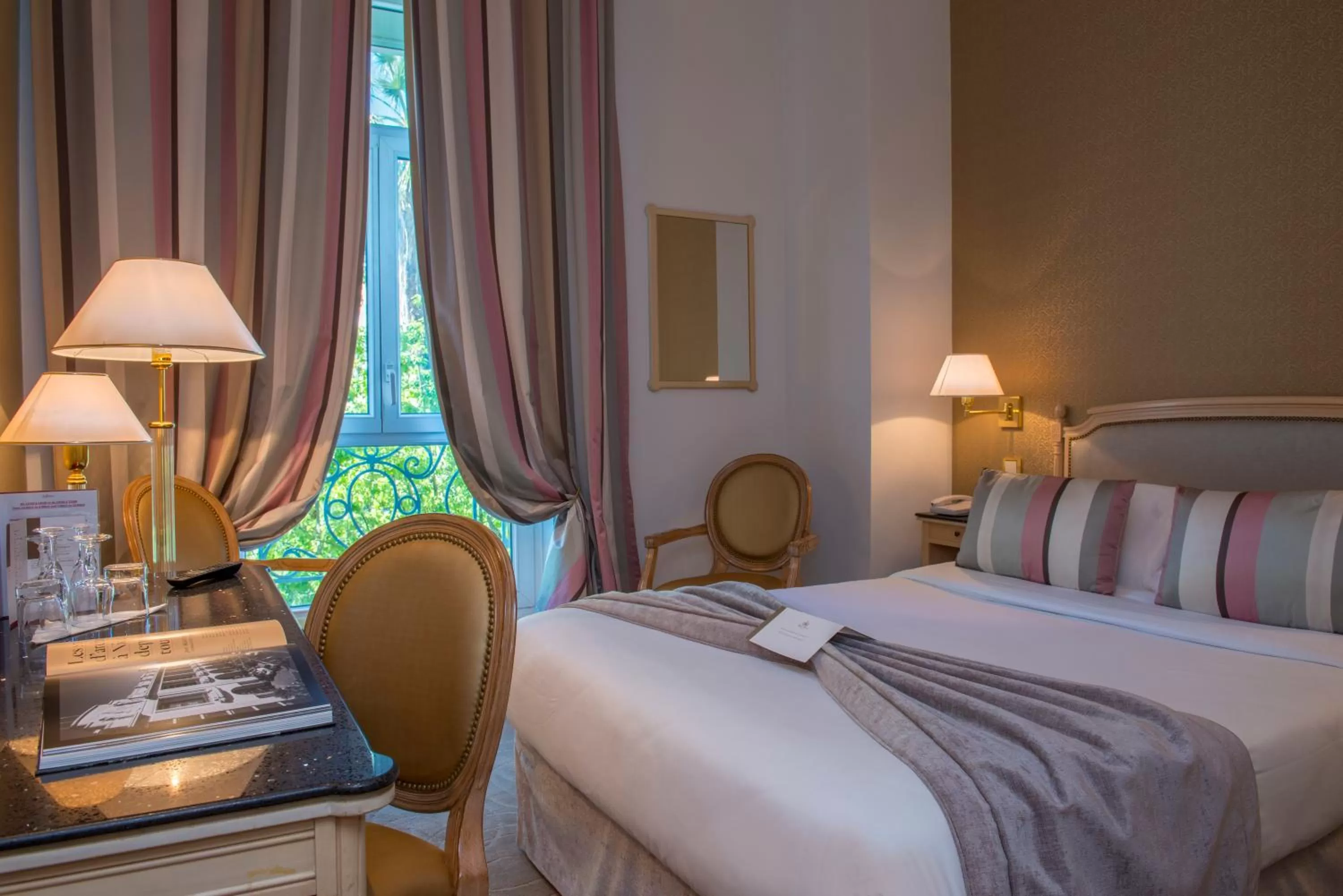 Photo of the whole room, Bed in Hôtel West End Promenade