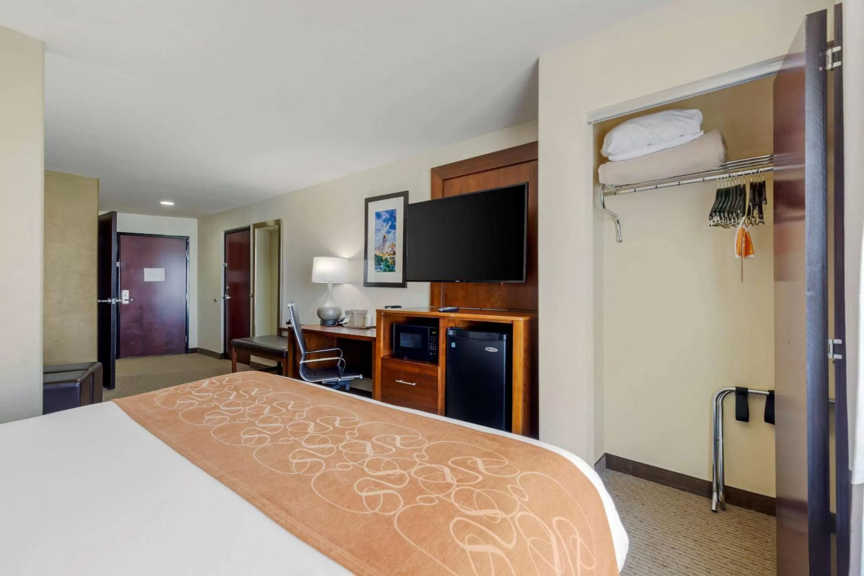Bedroom, Bed in Comfort Suites Pflugerville - Austin North
