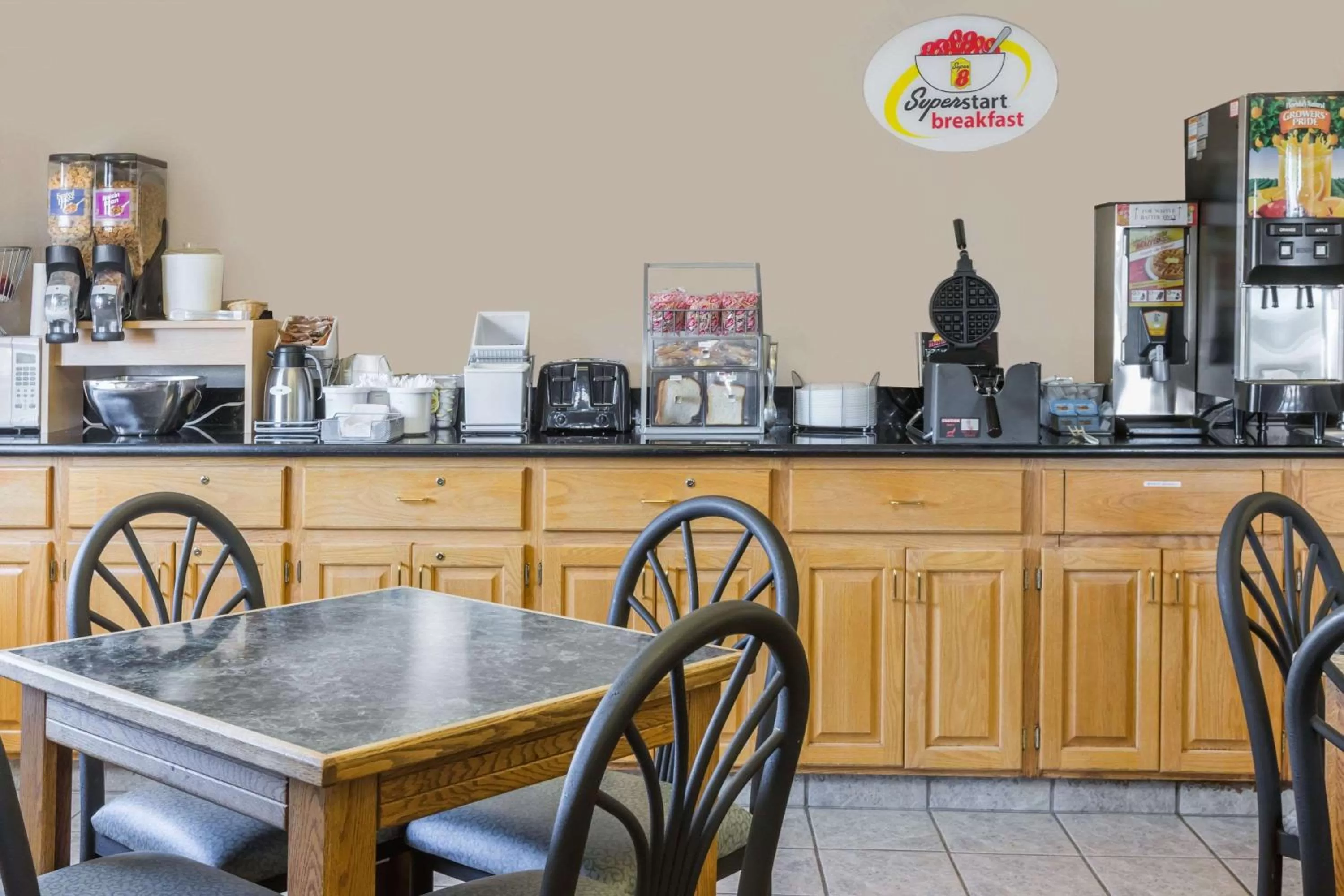 Restaurant/places to eat in Super 8 by Wyndham Sioux City South