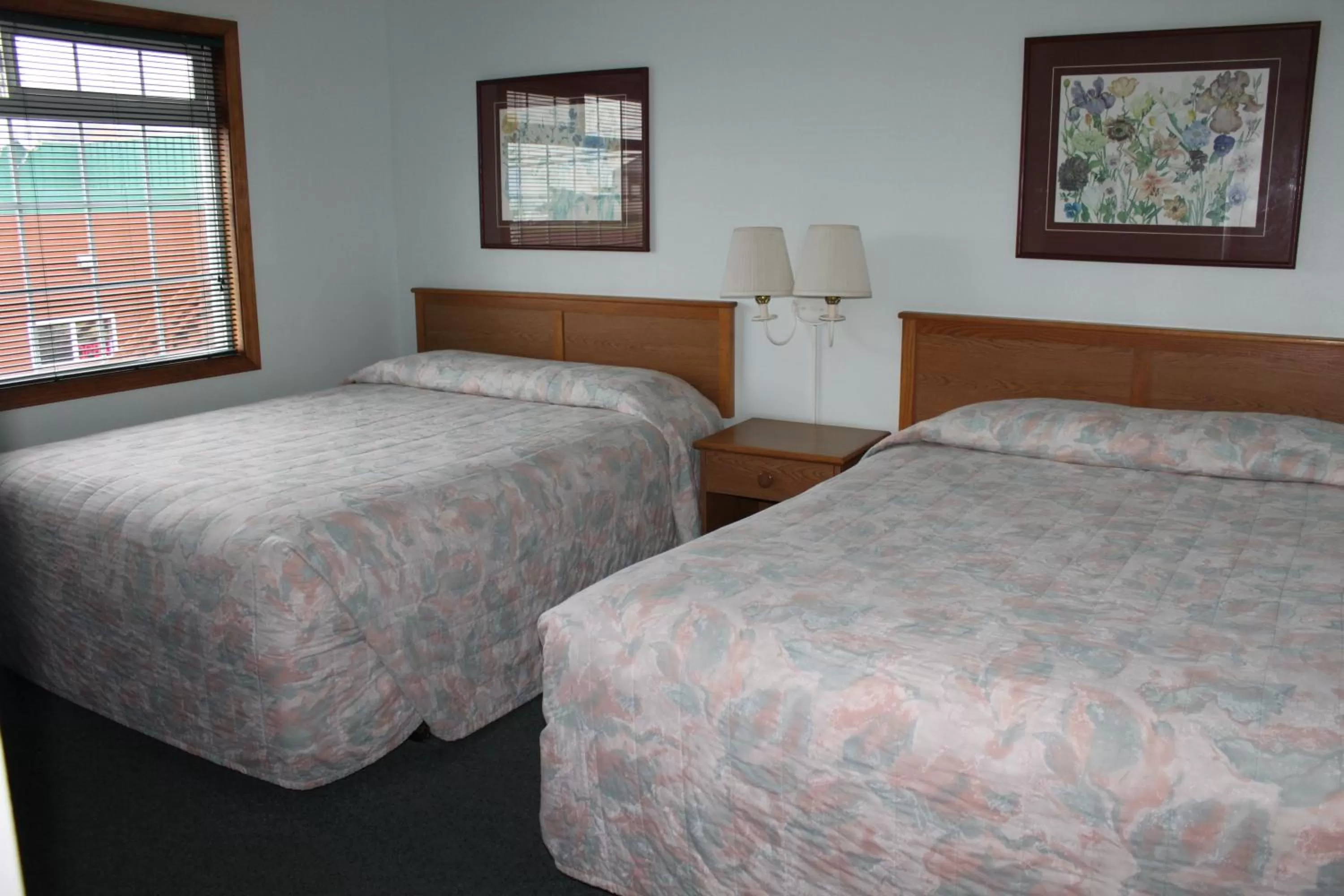 Photo of the whole room, Bed in Azalea Lodge