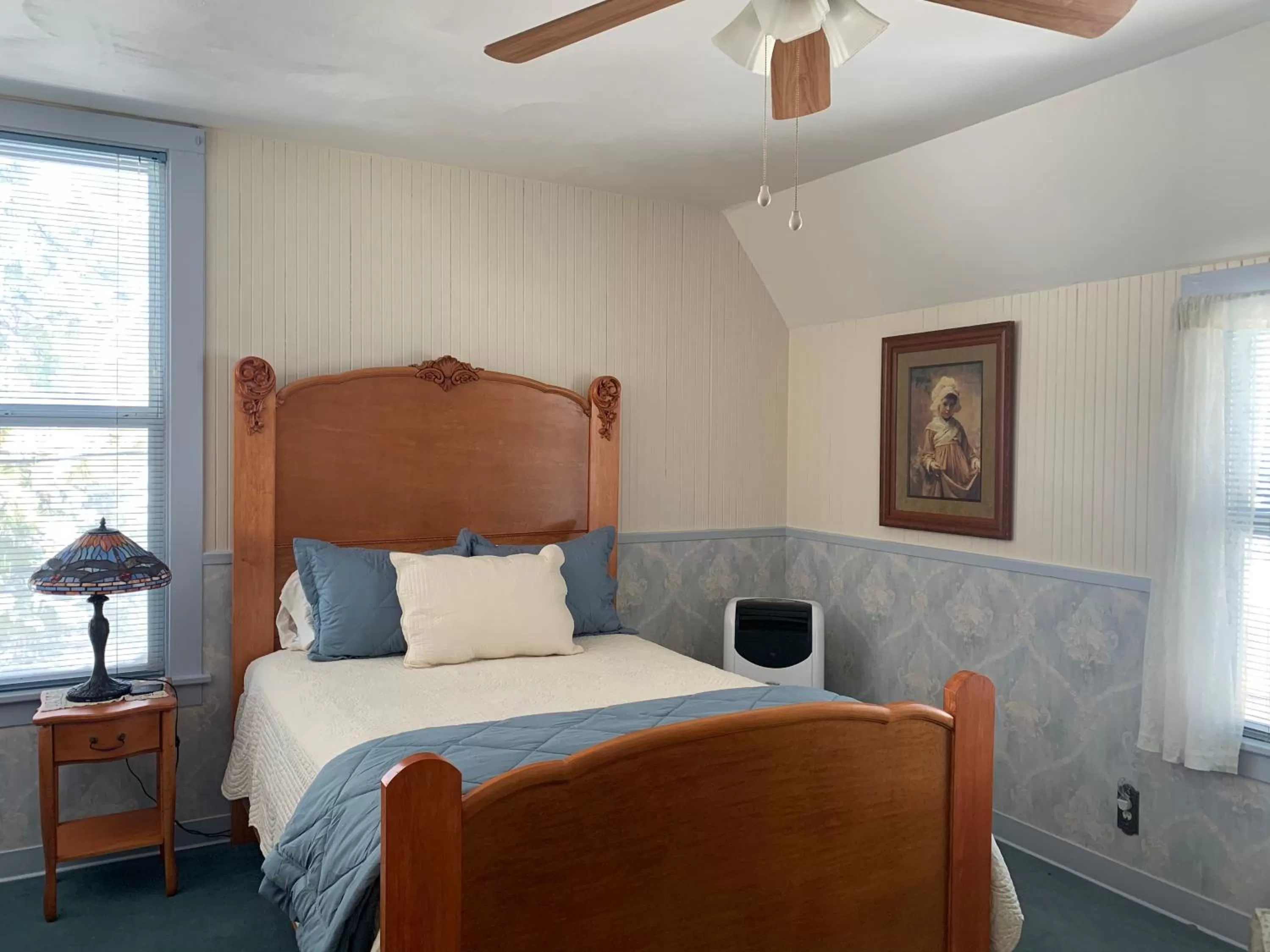 Bed in Mount Shasta Ranch Bed and Breakfast