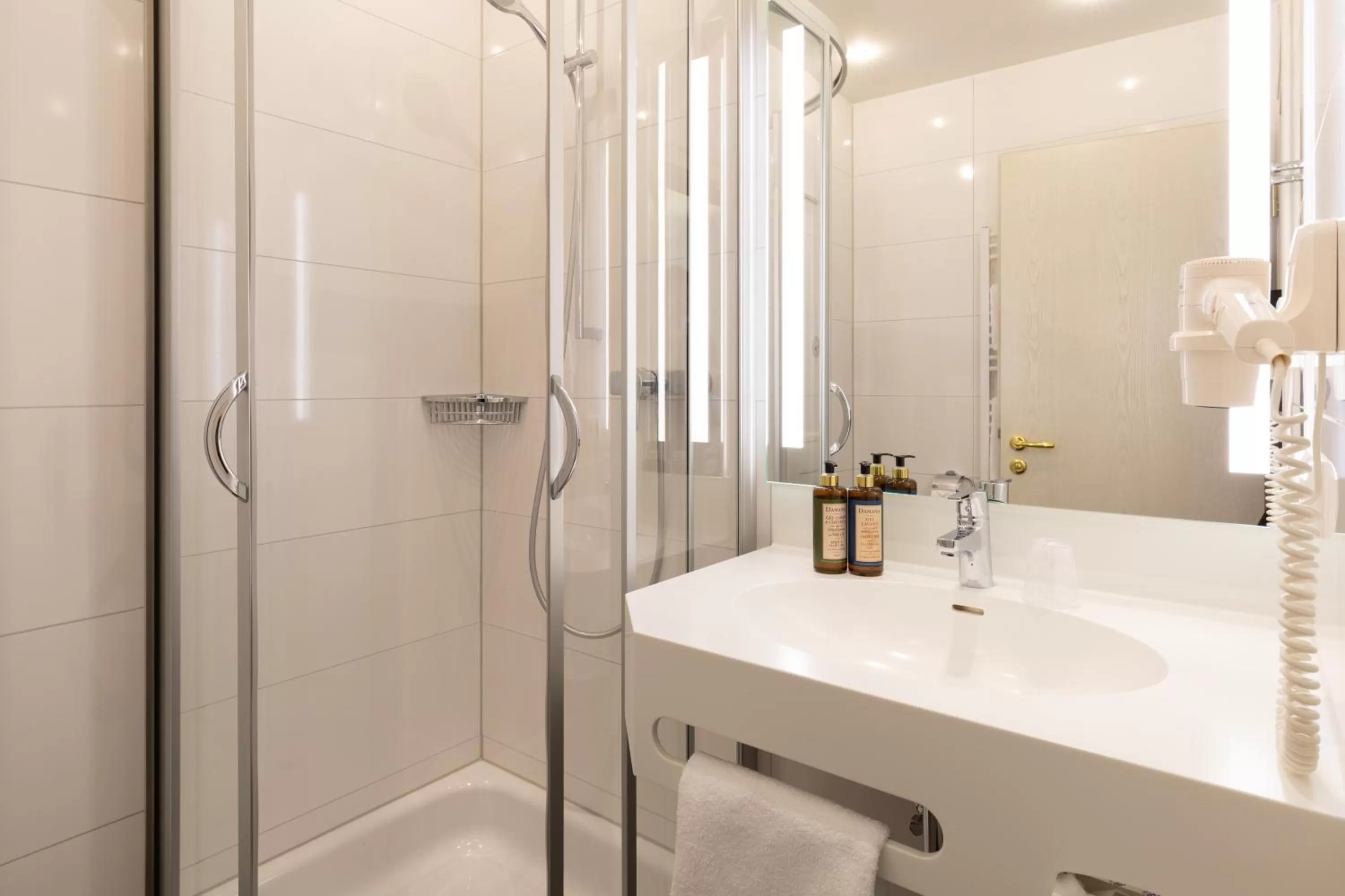 Bathroom in Landhotel Restaurant Huberhof Allershausen