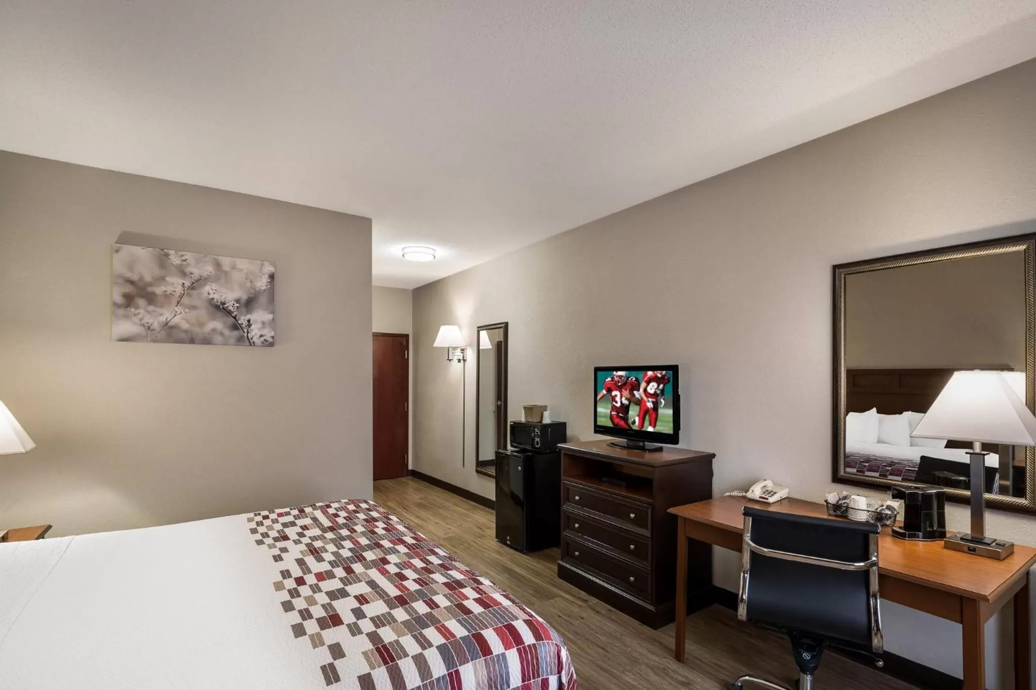 Bedroom, Bed in Red Roof Inn & Suites Bloomsburg - Mifflinville