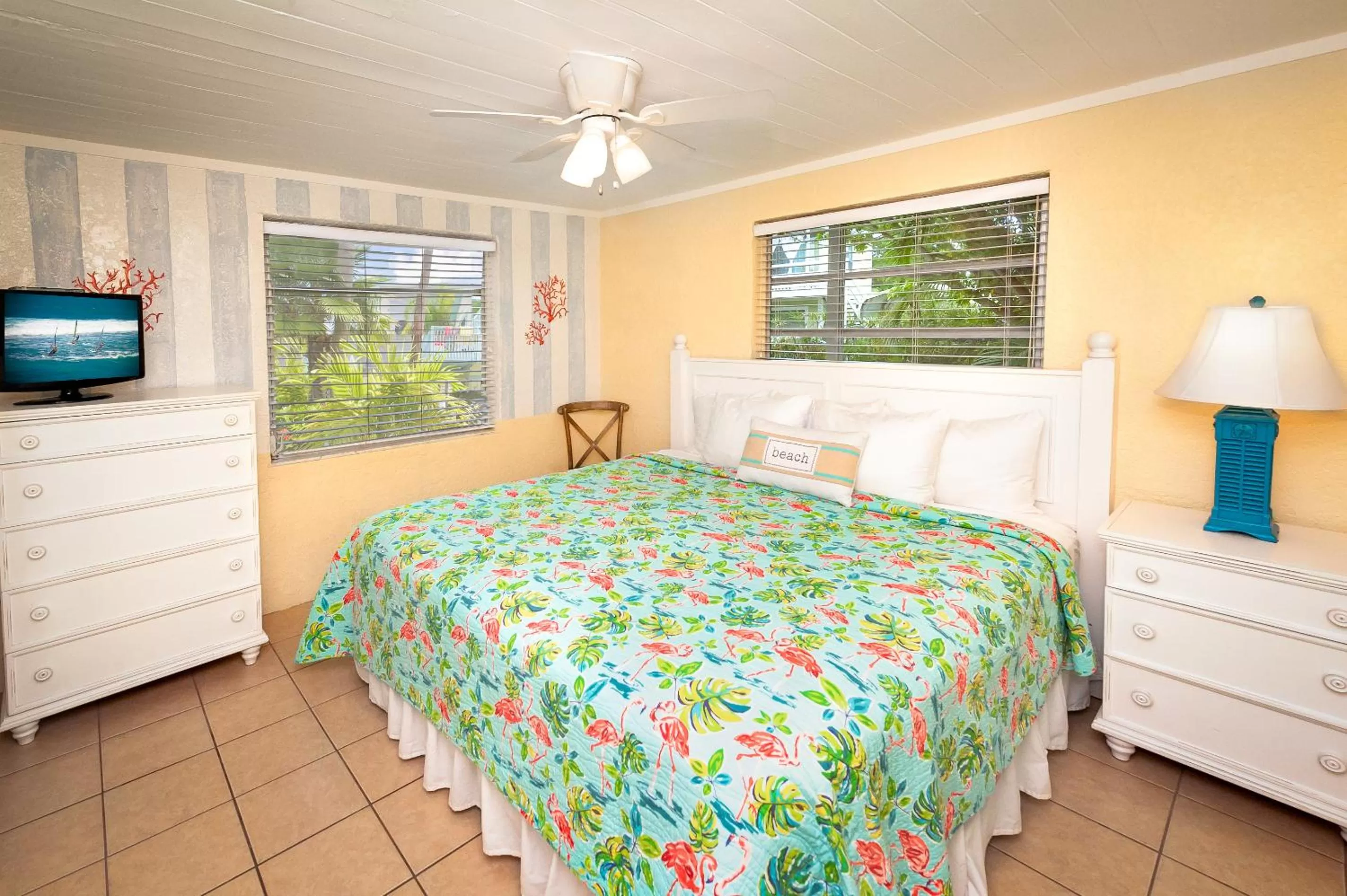 Bed in Cedar Cove Resort & Cottages