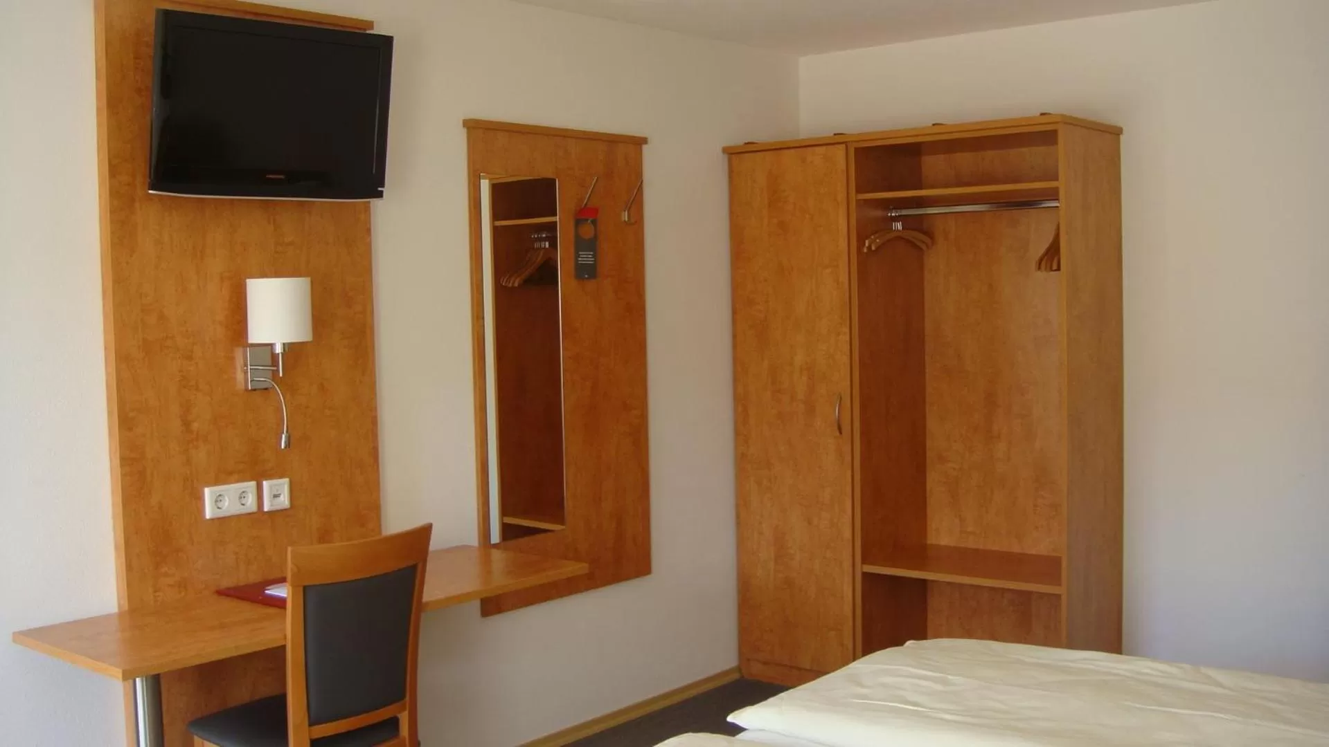 Photo of the whole room, TV/Entertainment Center in Hotel garni Hopfengold