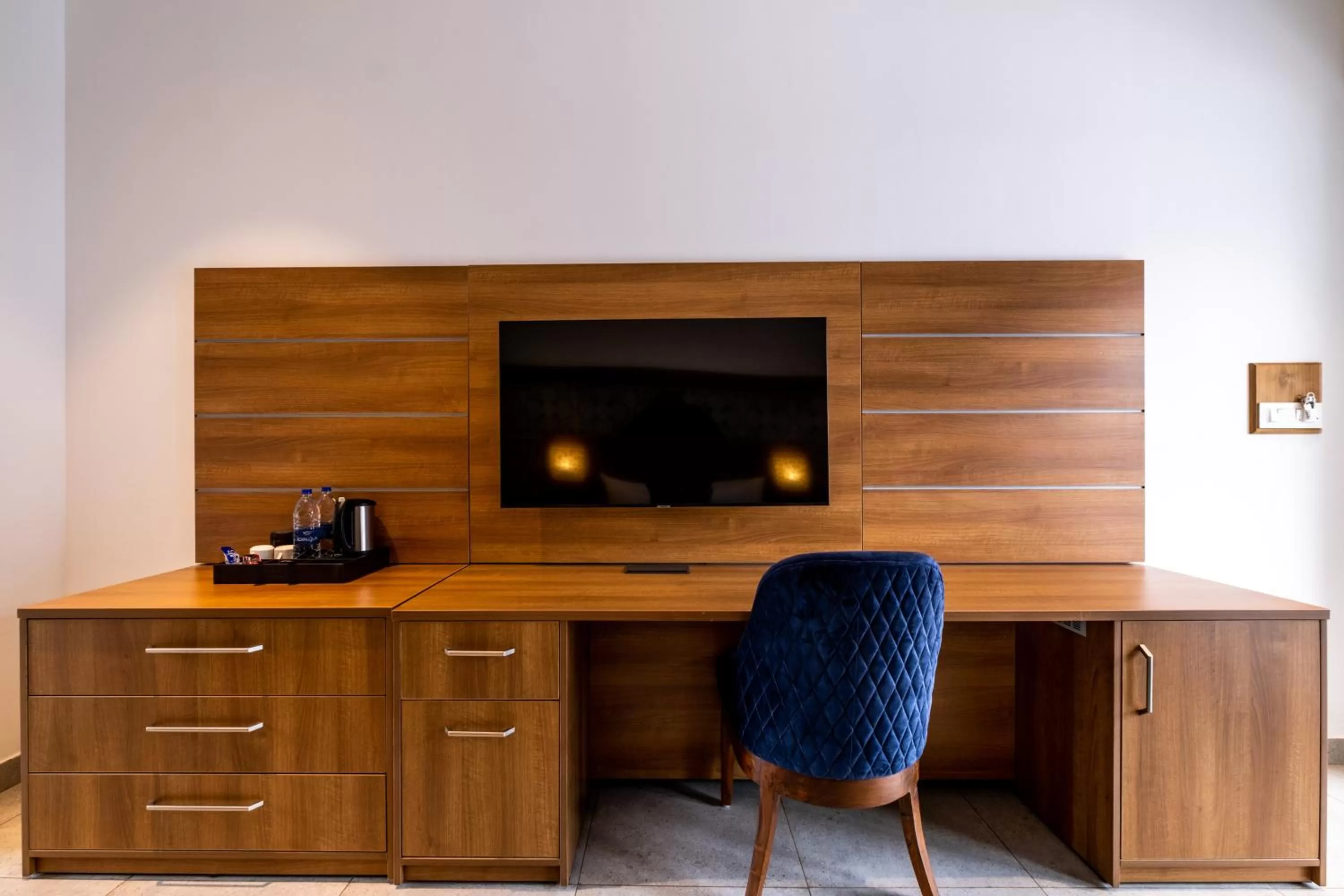 TV and multimedia, TV/Entertainment Center in Chalston Beach Resort