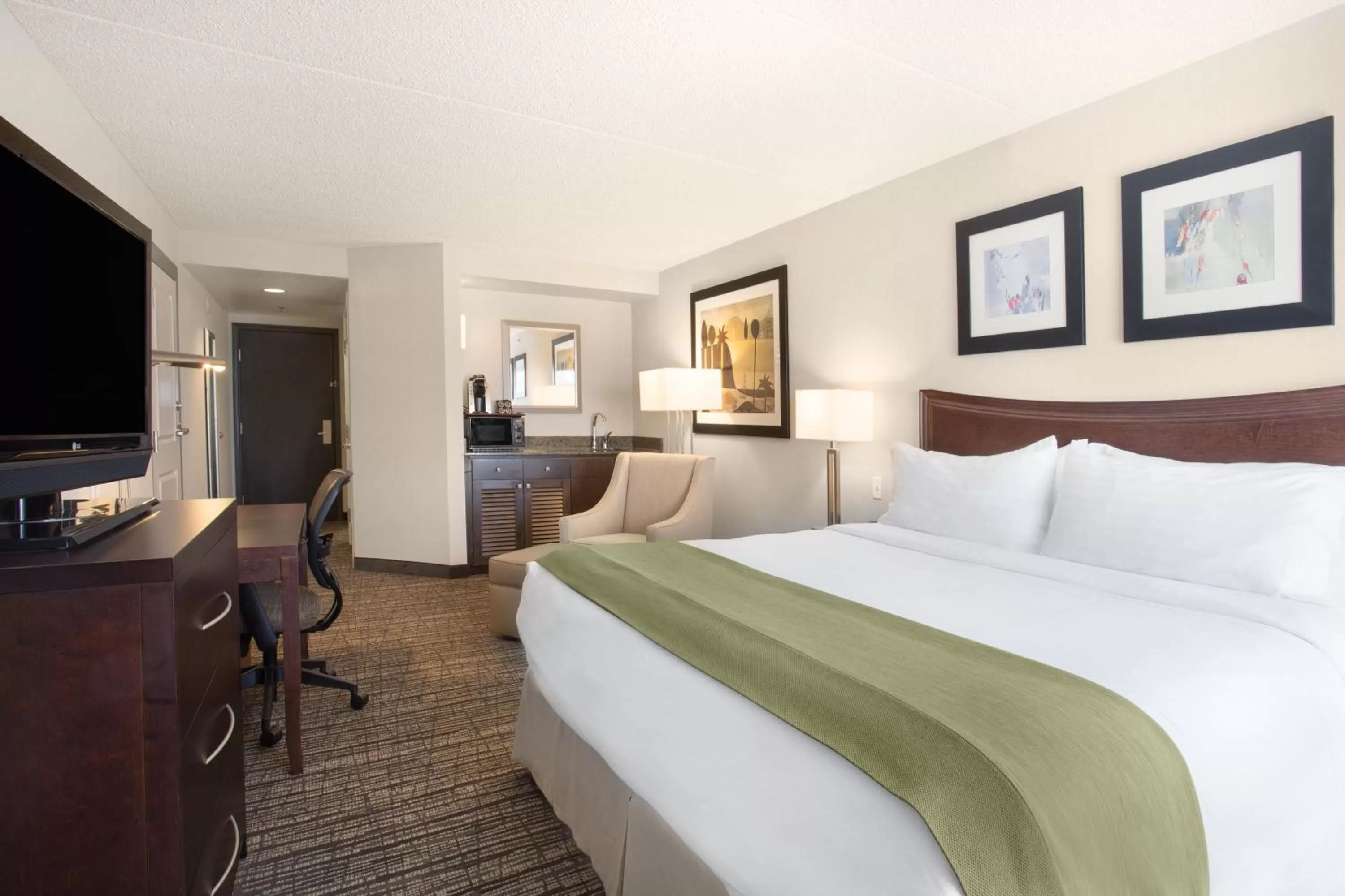 Photo of the whole room, Bed in Holiday Inn Scottsdale North- Airpark by IHG