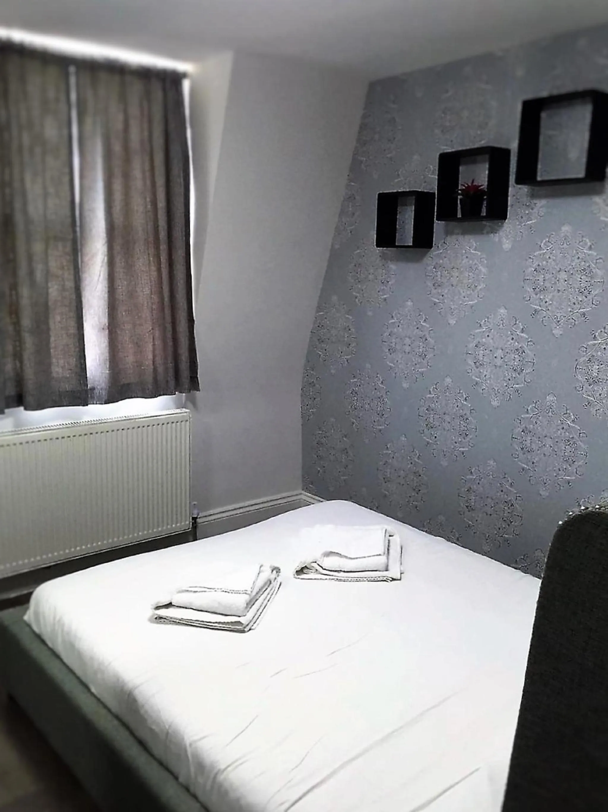 Photo of the whole room, Bed in Imperial Court Suites