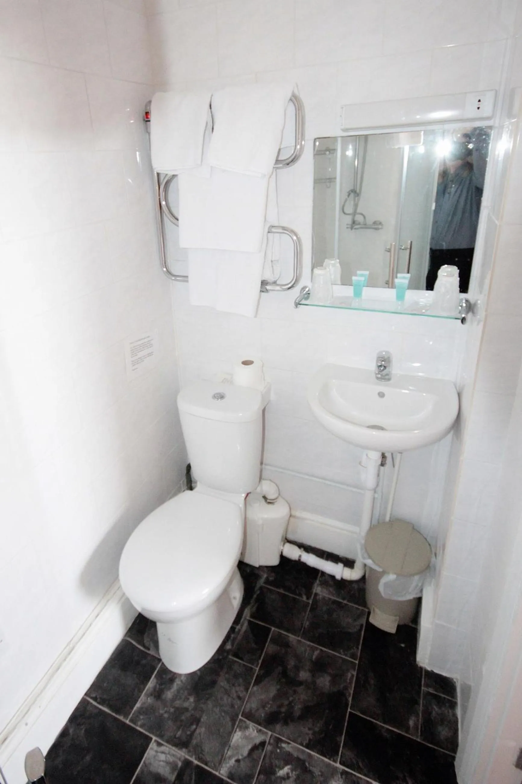 Standard Twin Room in OYO Marine Parade Hotel, Eastbourne Pier