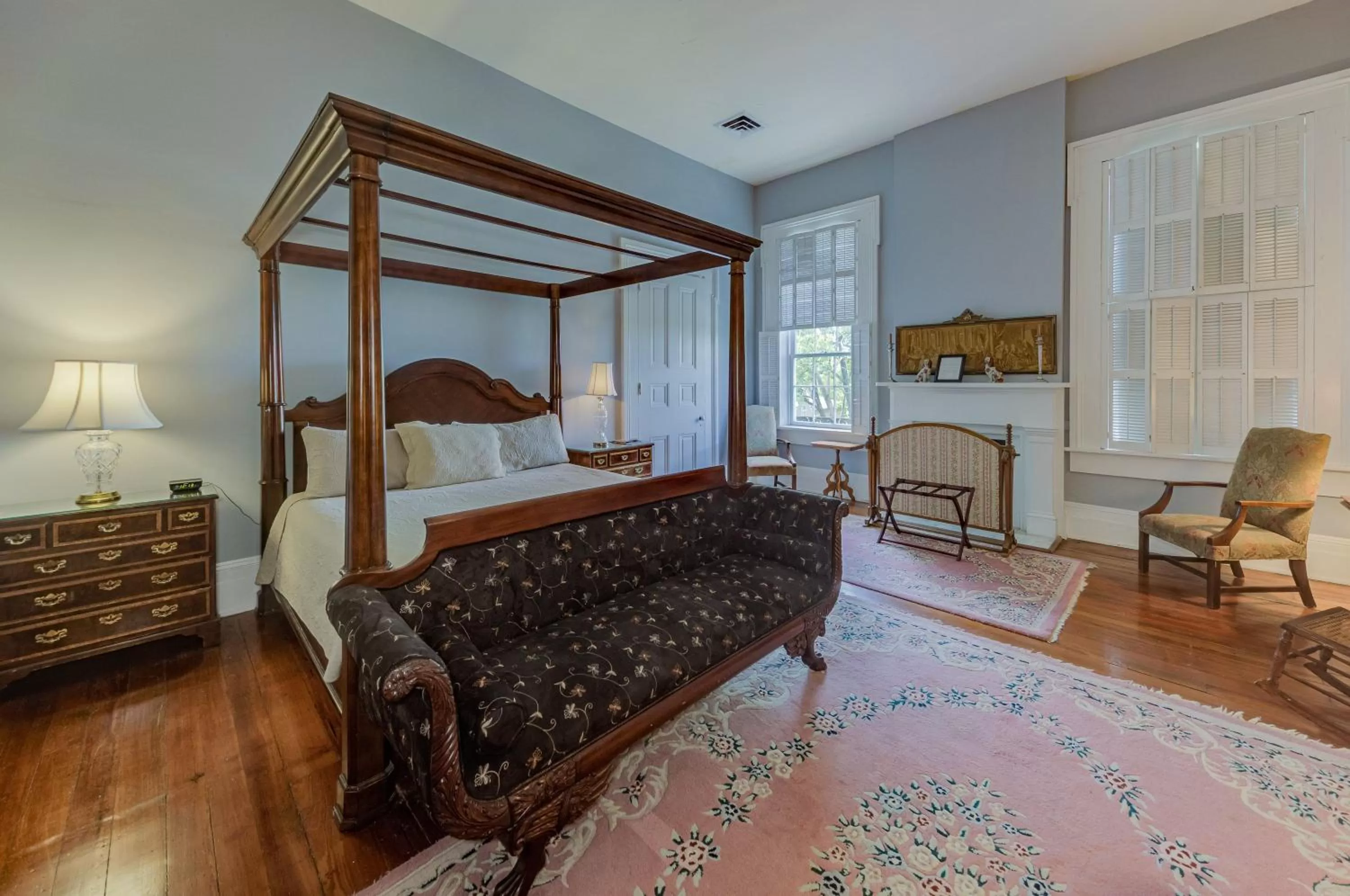 Photo of the whole room, Bed in The Duff Green Mansion