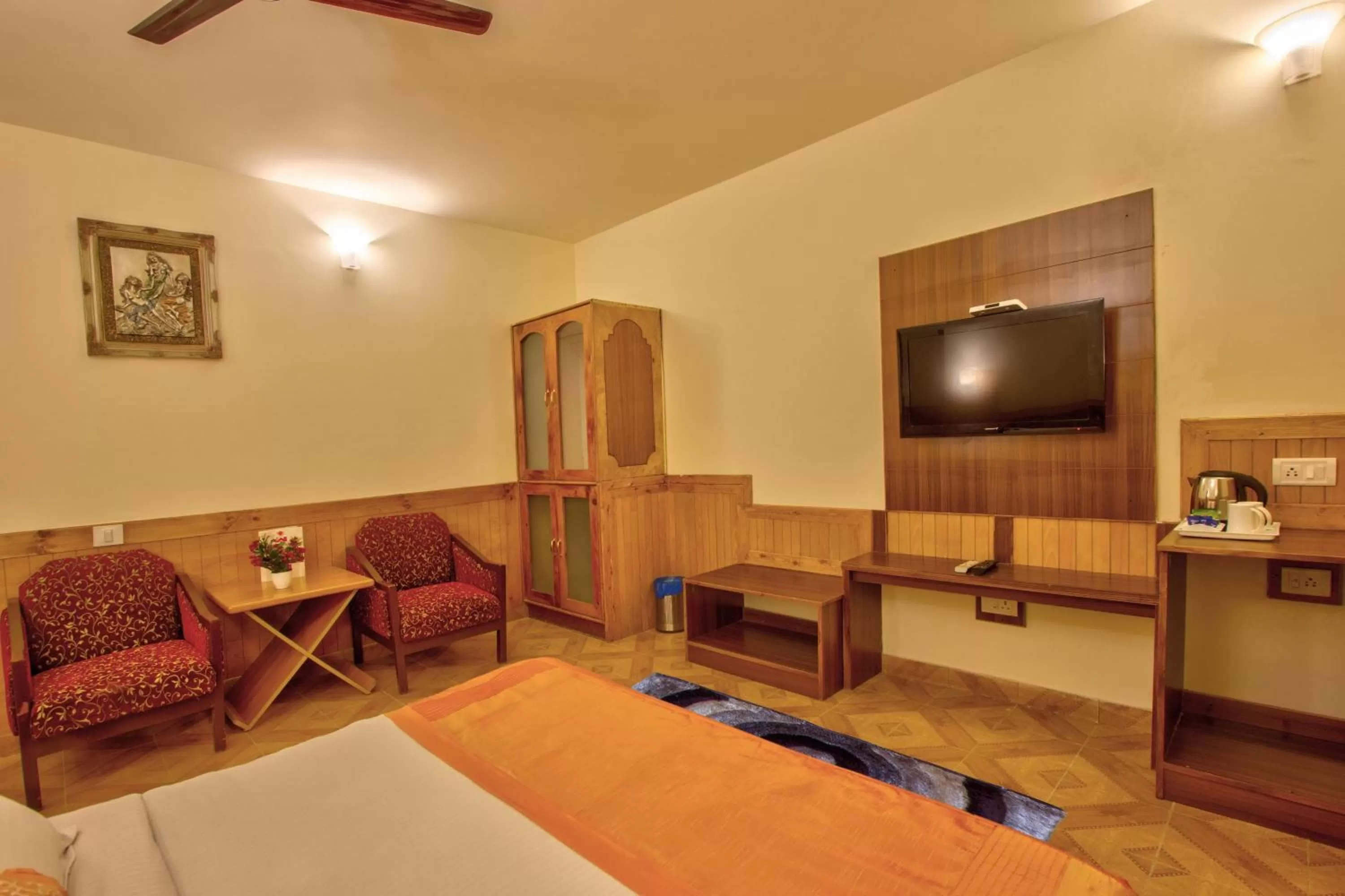 Photo of the whole room in Woodstock Inn Manali 800 Mtrs from Mall Road