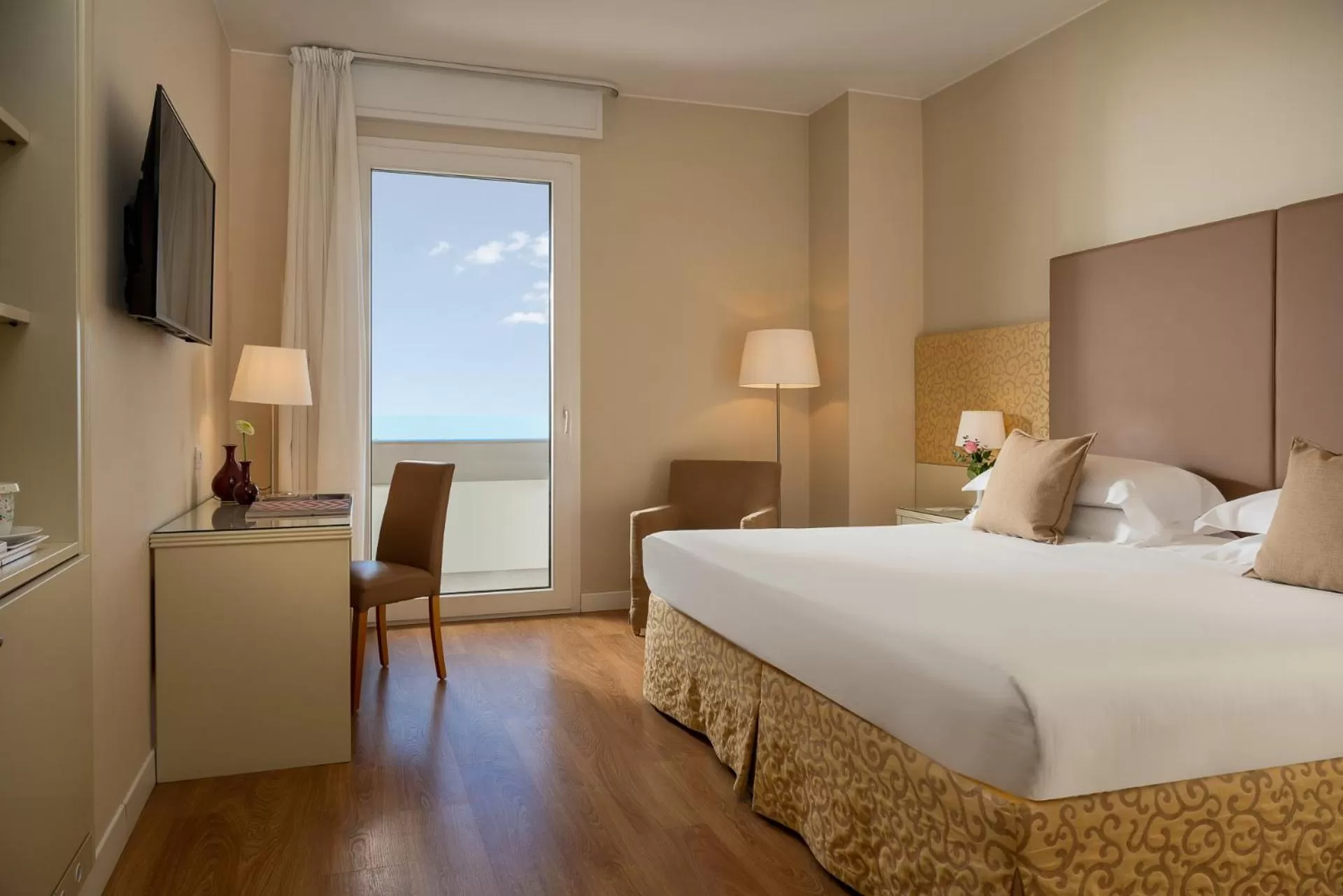 Bedroom, Bed in National Hotel