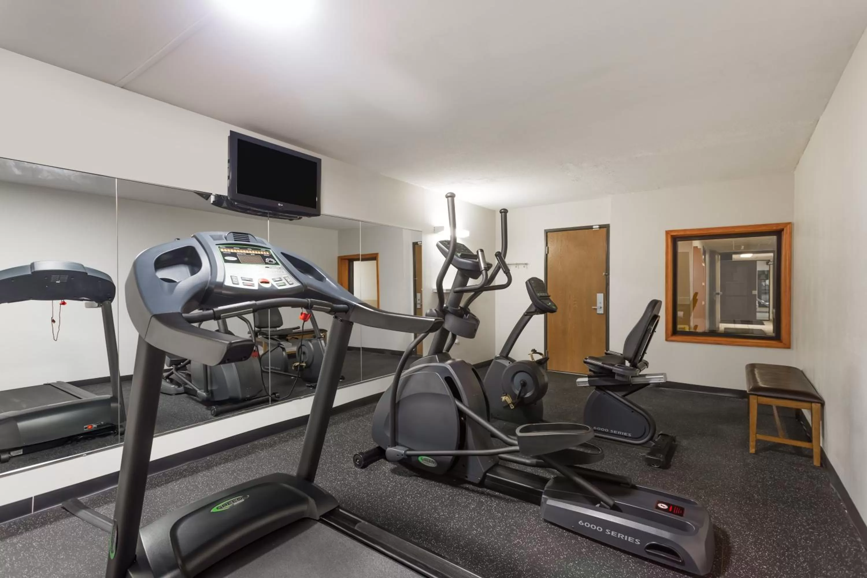 Fitness centre/facilities in Super 8 by Wyndham Germantown/Milwaukee