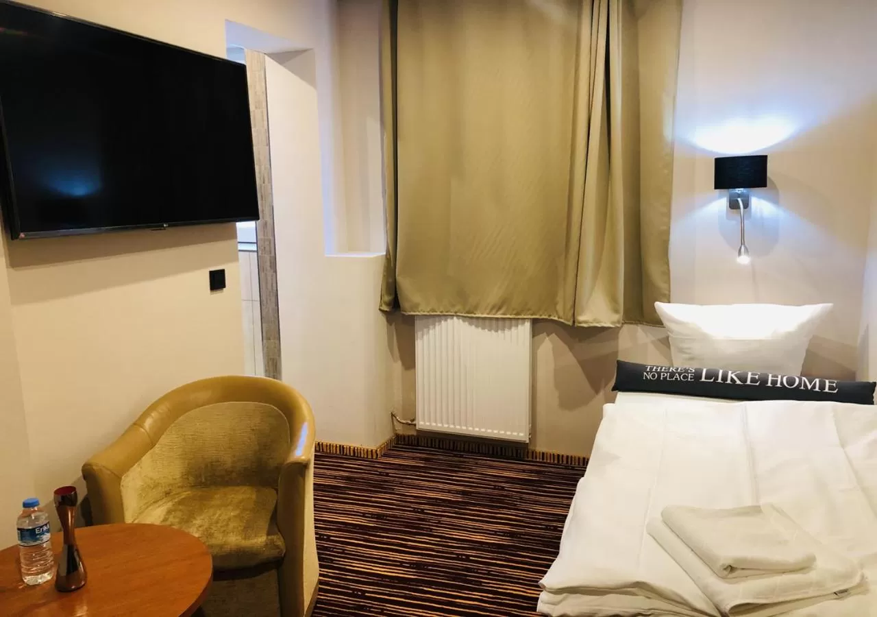 TV and multimedia, Bed in Elbgalerie Hotel