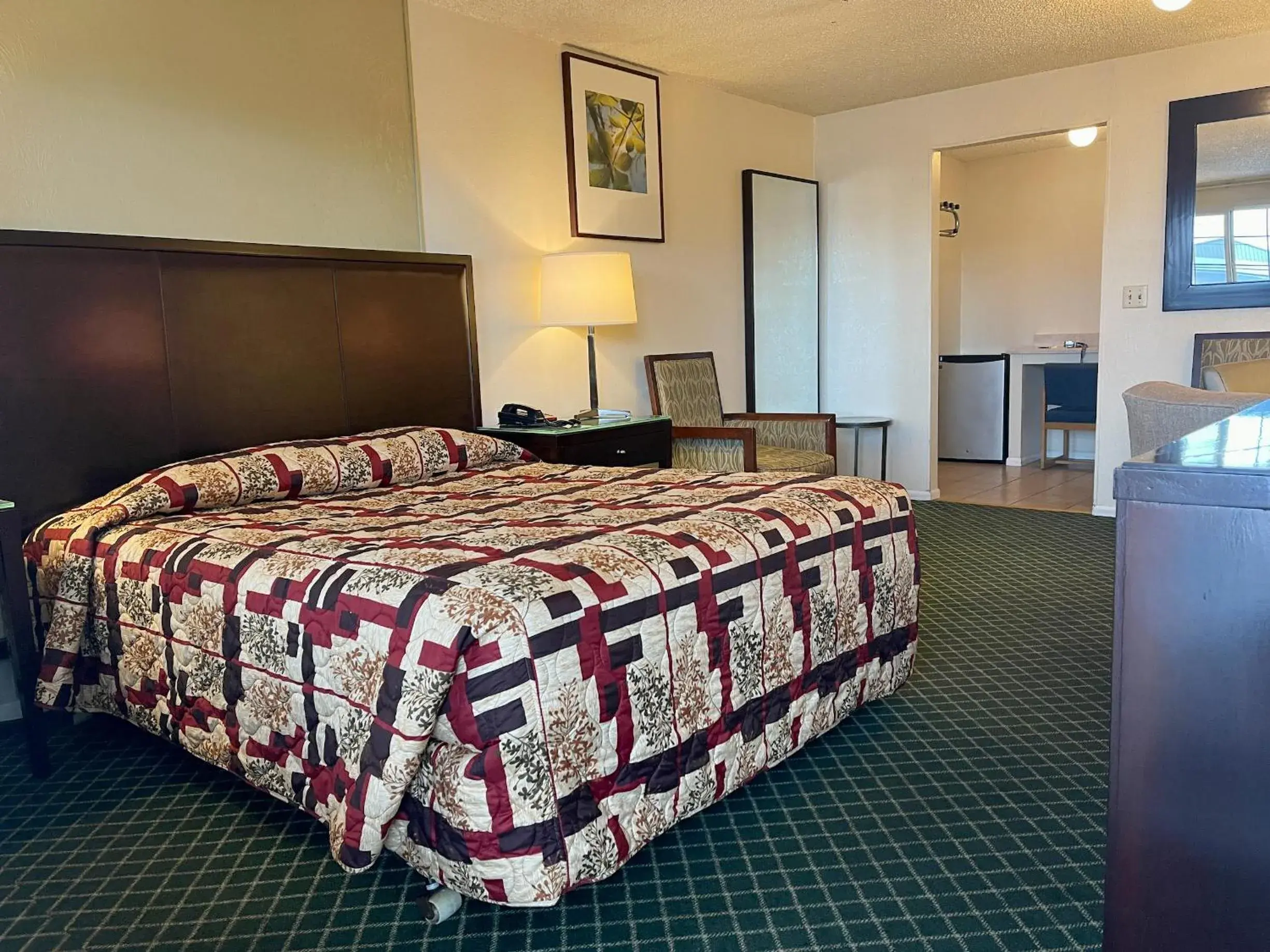 Queen Room in Columbus Motor Inn Queen Room in Columbus Motor Inn