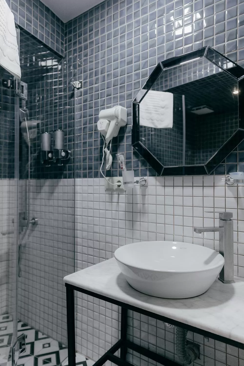 Shower, Bathroom in Royal Plaza Hotel