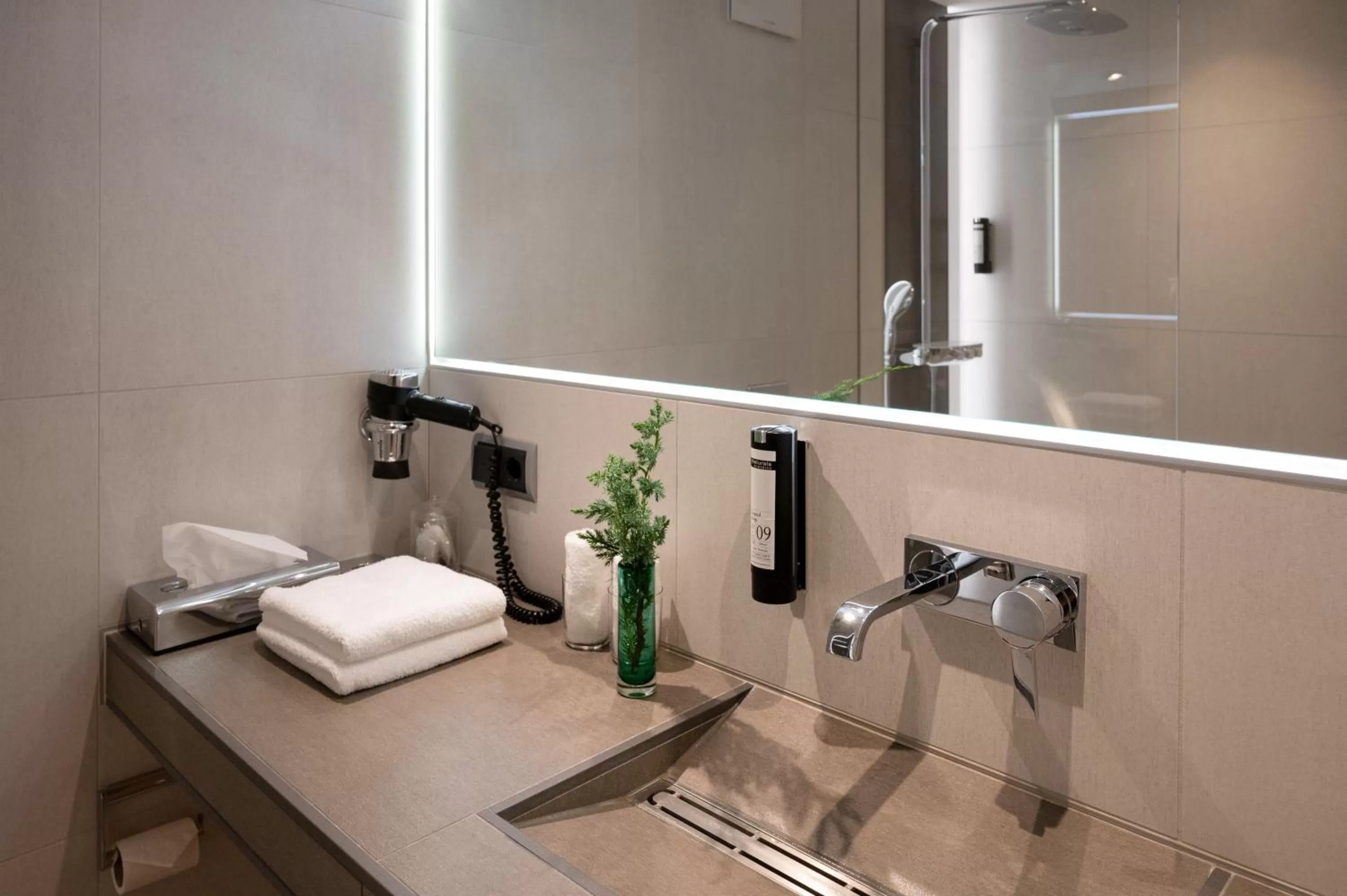 Bathroom in Hotel VierJahreszeiten am Seilersee