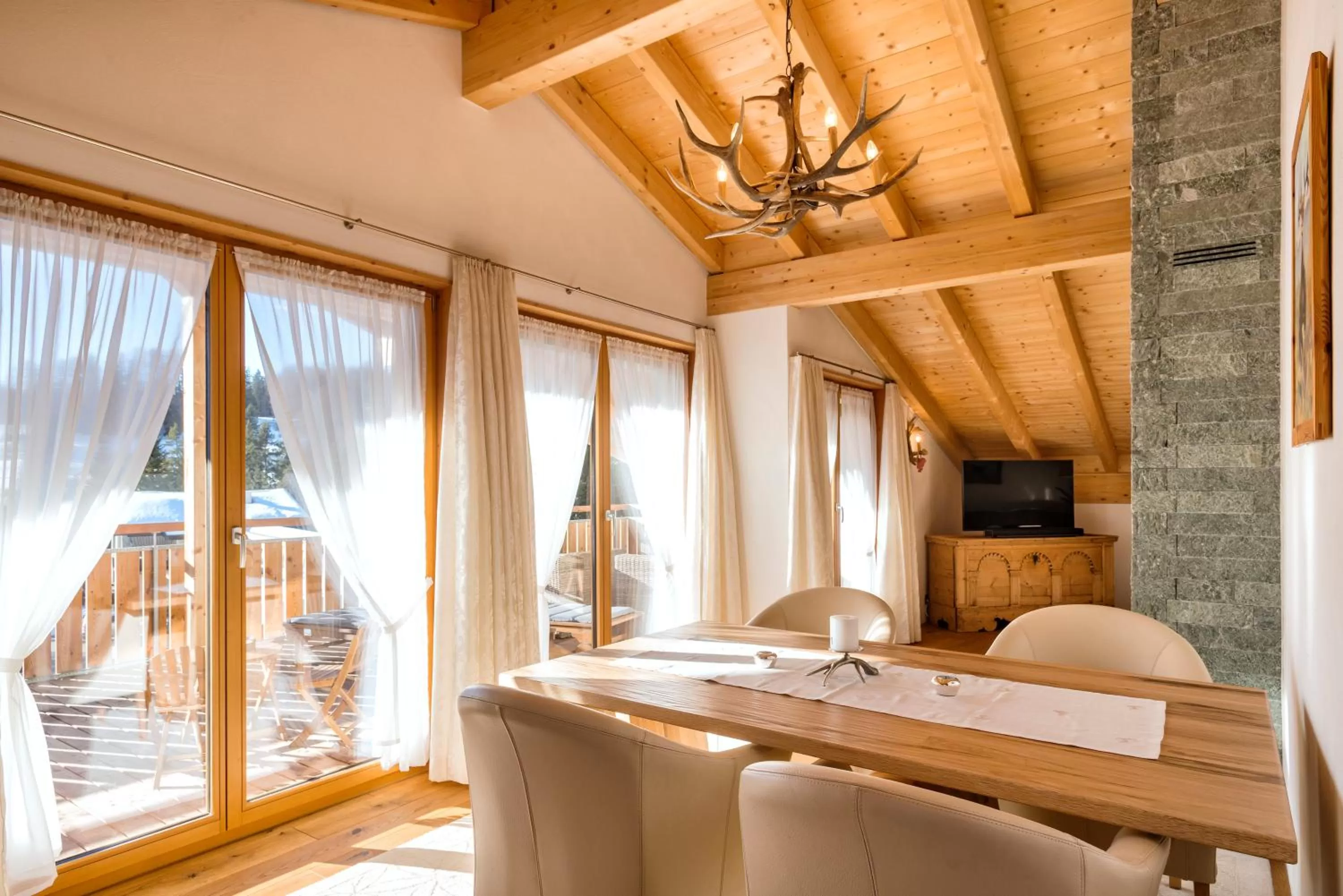 Dining area in Hotel Sarain Active Mountain Resort