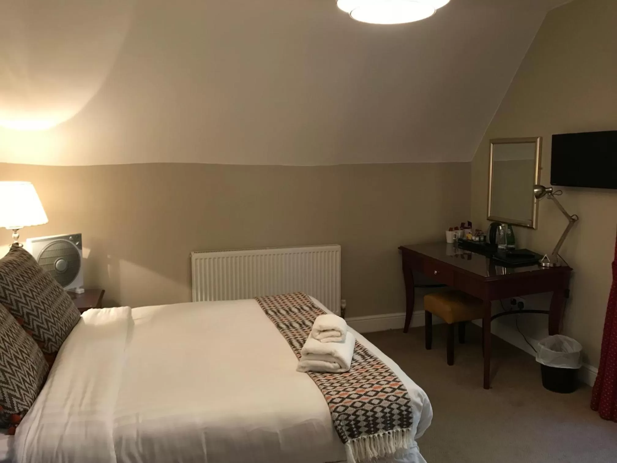 Bedroom, Bed in The Black Swan Inn