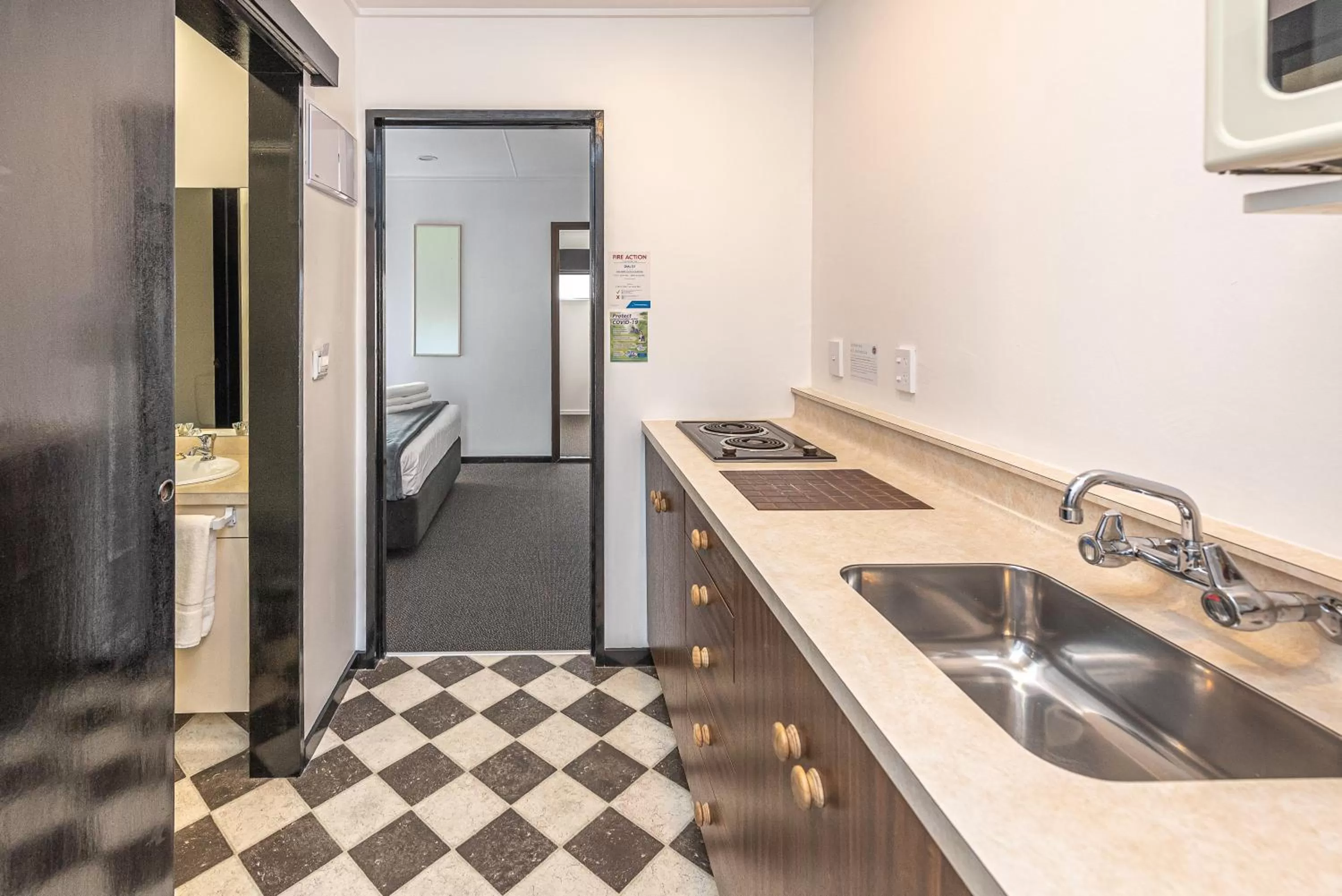 Kitchen or kitchenette in Burwood Motel