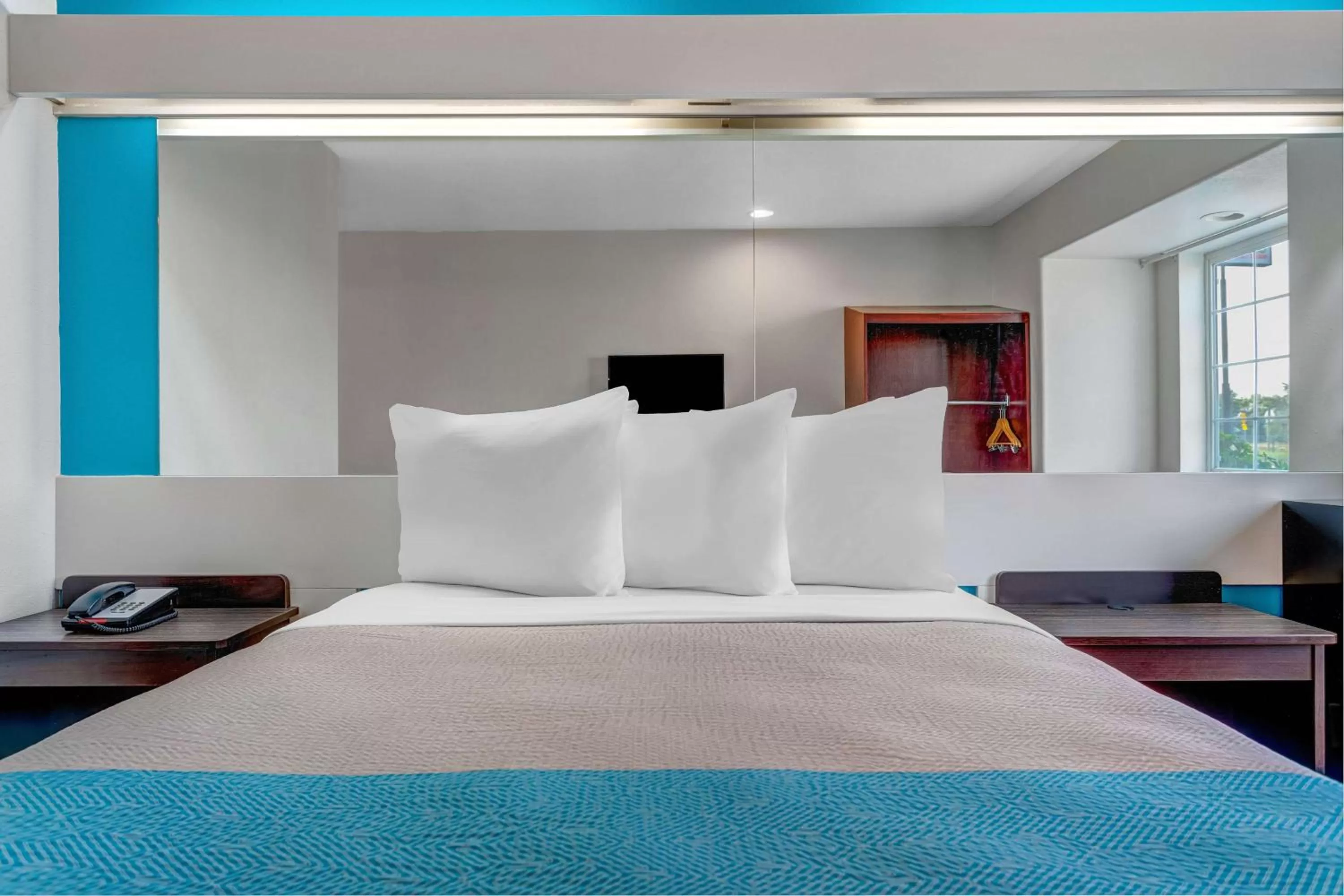 Photo of the whole room, Bed in Motel 6-Idaho Falls, ID - Snake River