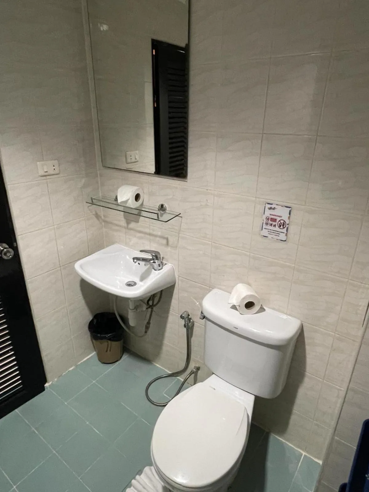 Toilet in BH Baan Paradise Hotel Patong