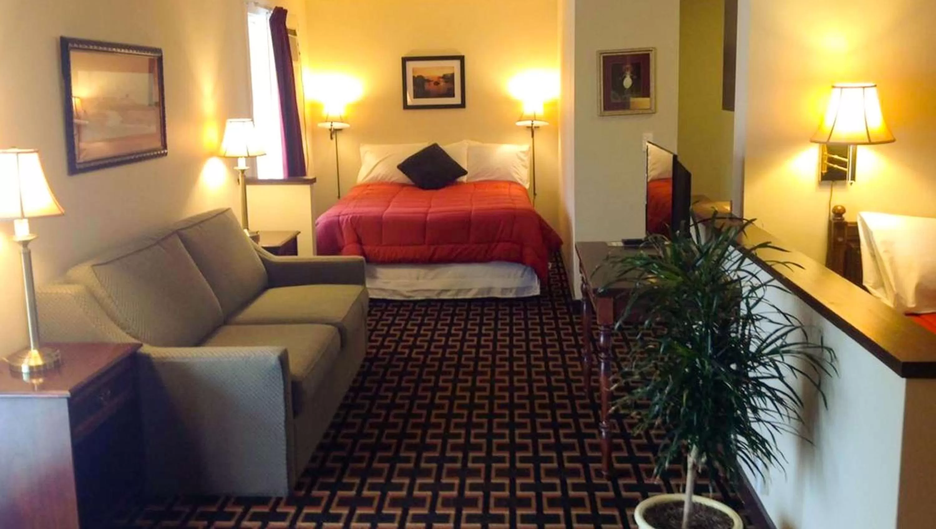 Photo of the whole room, Bed in Colonial Inn Ellsworth