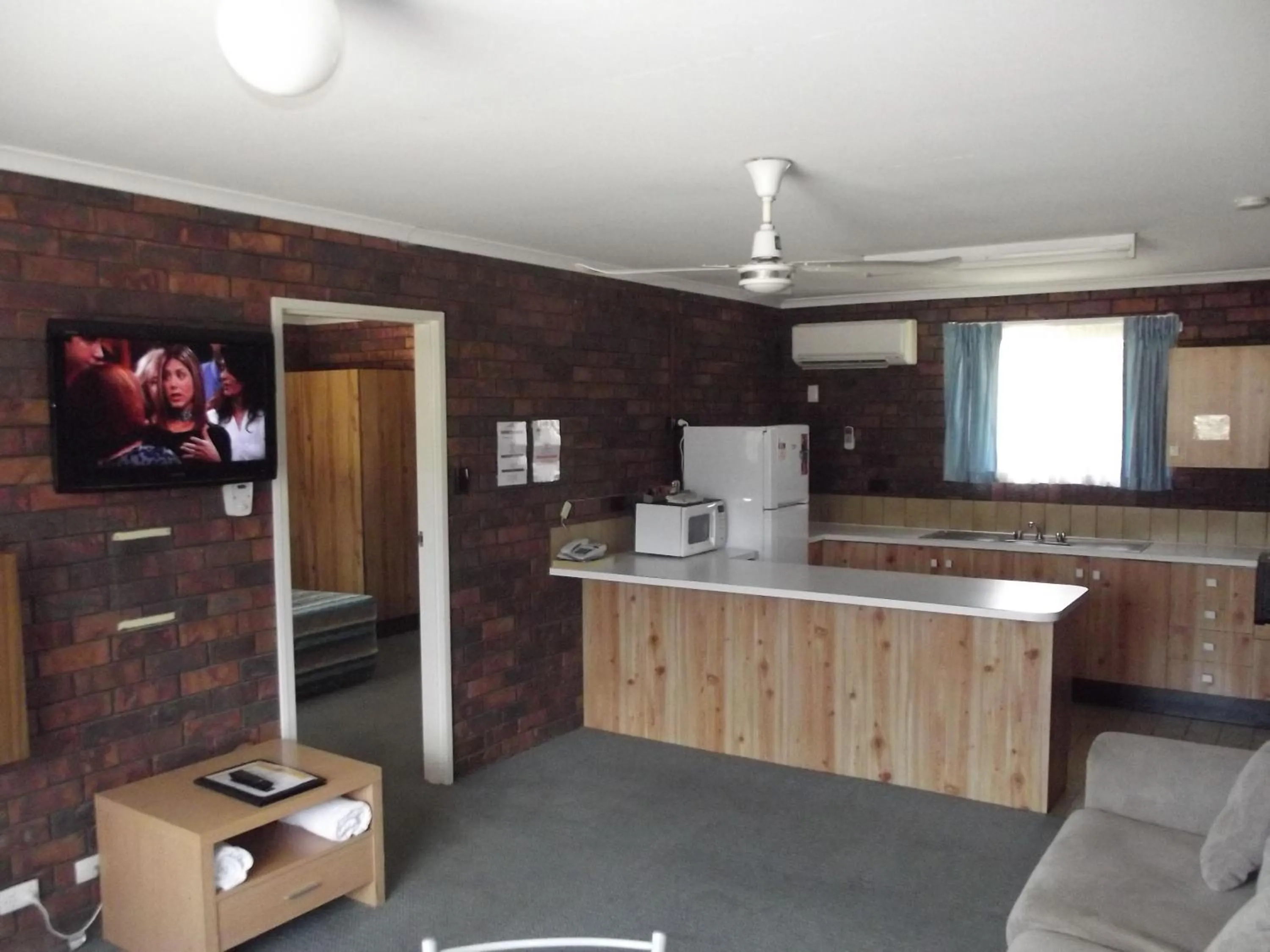 Kitchen or kitchenette in Bridge Street Motor Inn