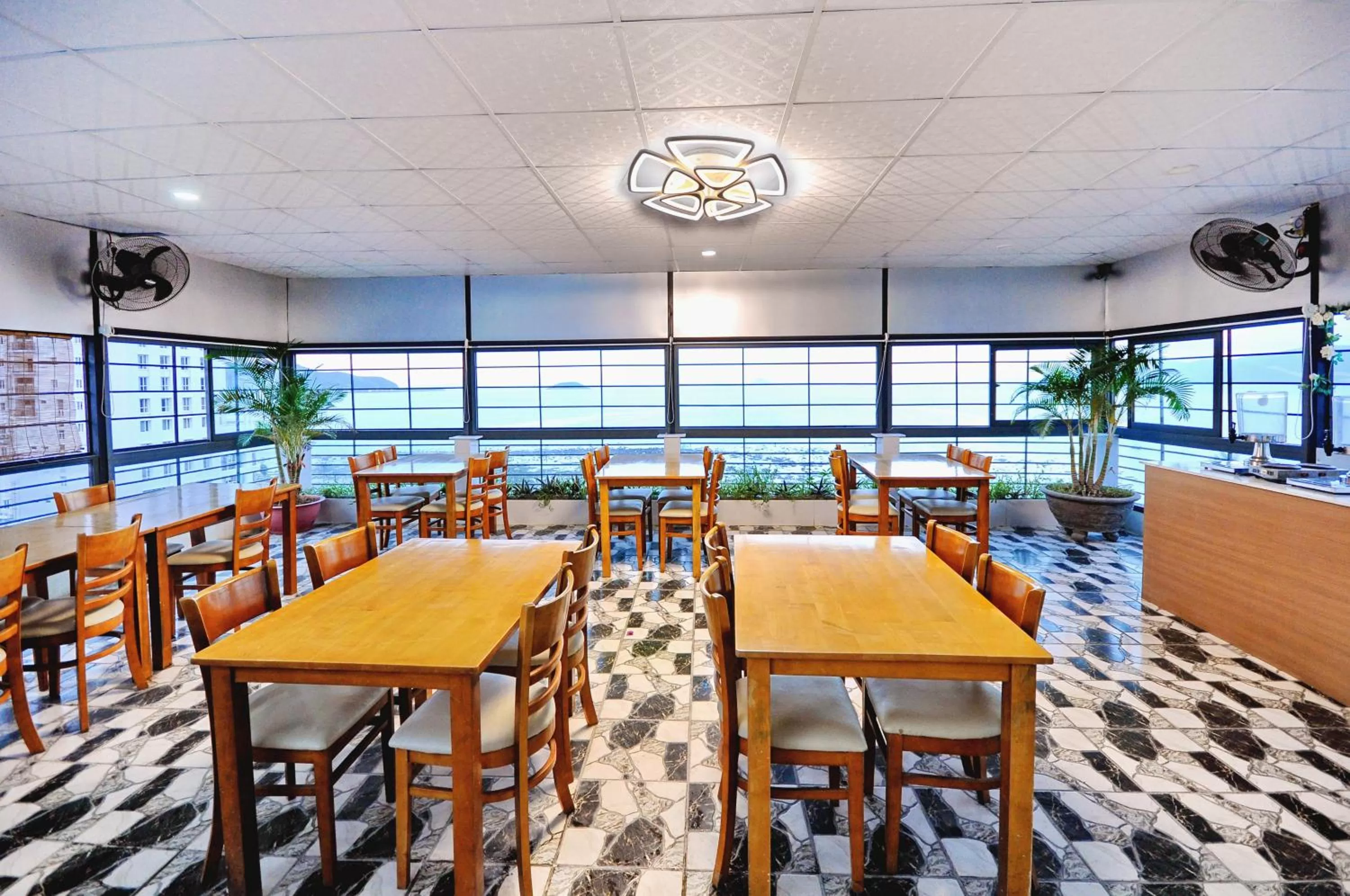 Restaurant/places to eat in Arise Seaside Hotel