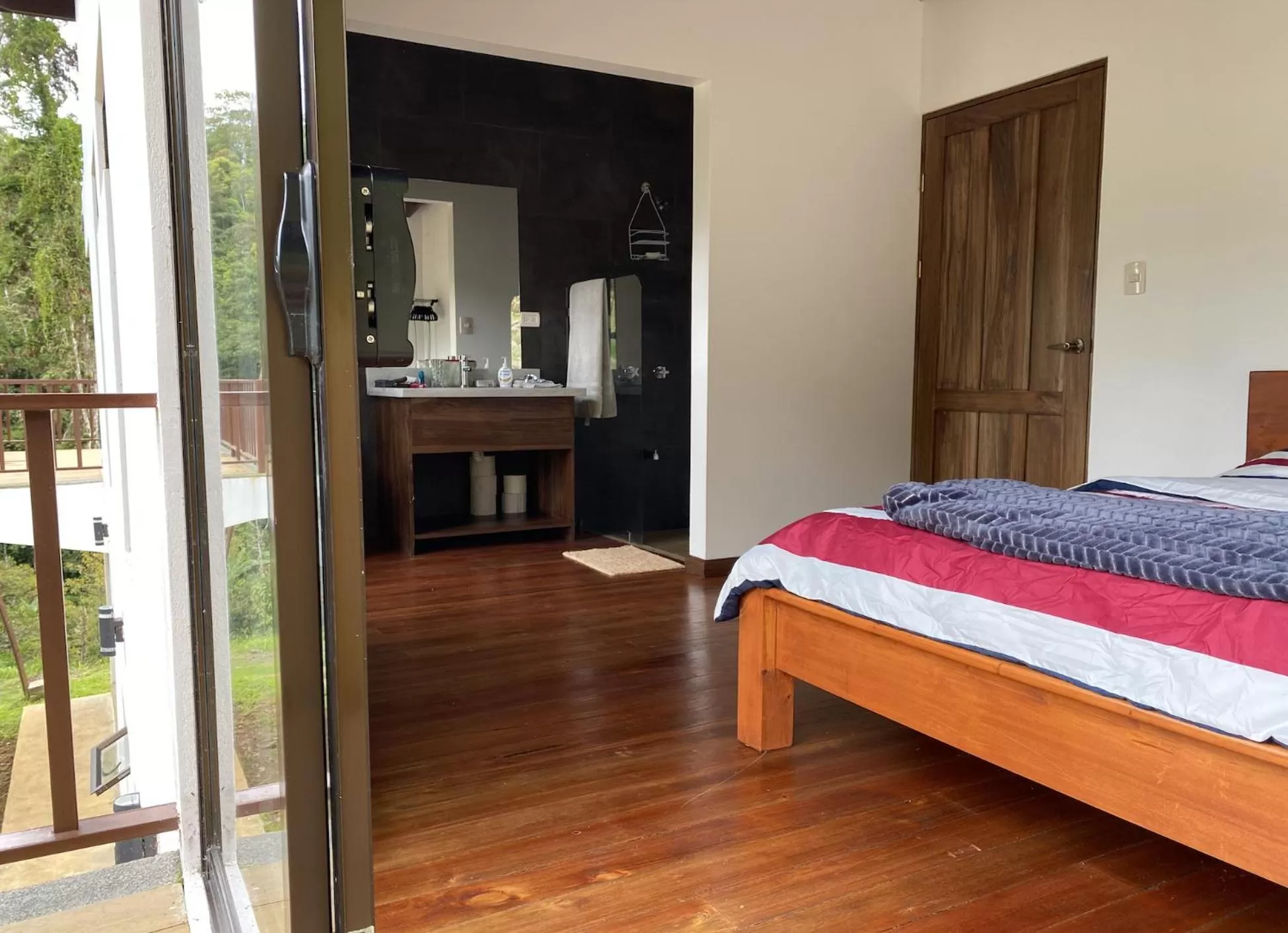 Shower, Bed in Arte de Plumas birding lodge