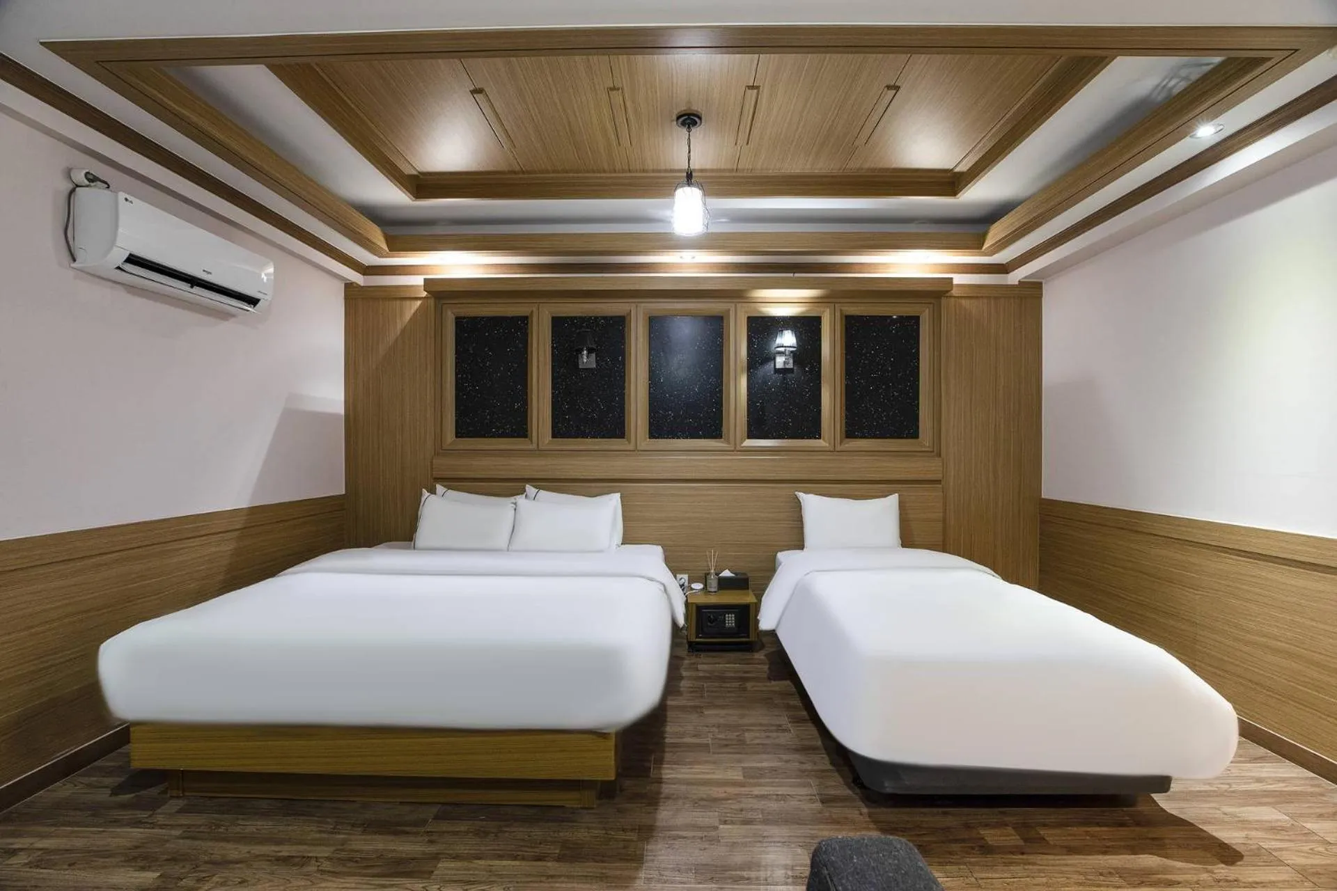 Bed in Central Plaza Hotel