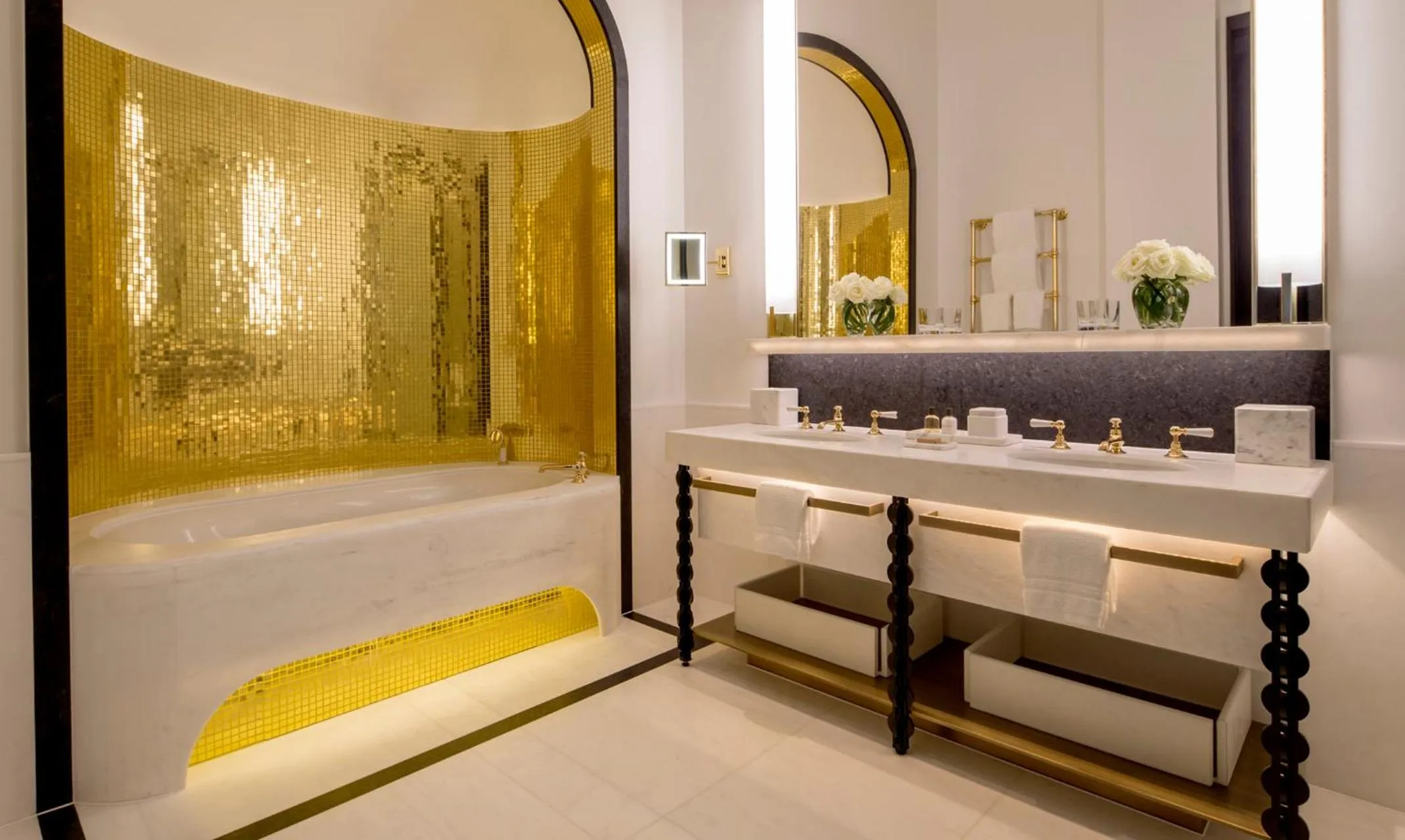 Bathroom, Bed in Four Seasons Hotel London at Tower Bridge