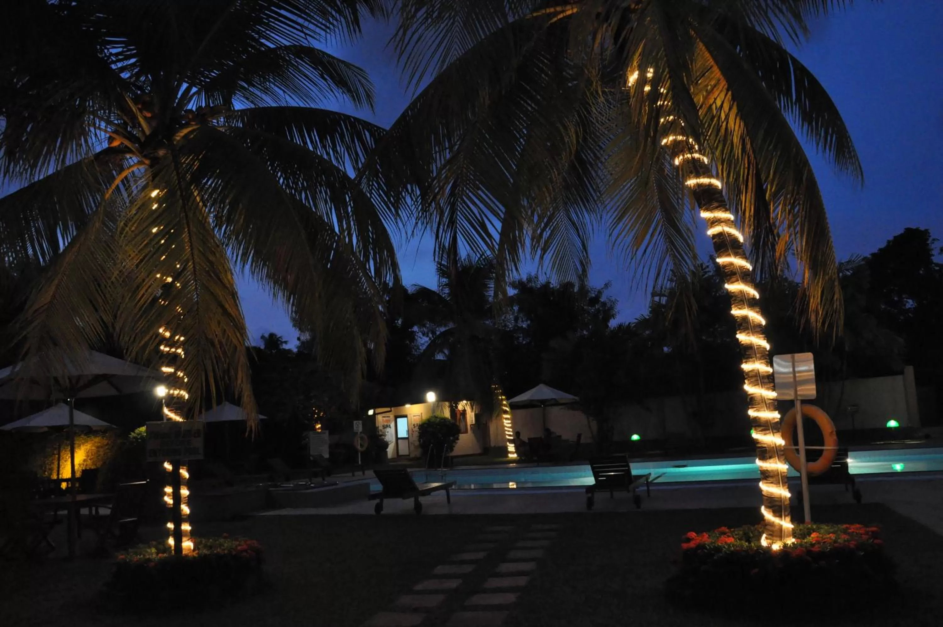 Swimming pool in Ramada Katunayake