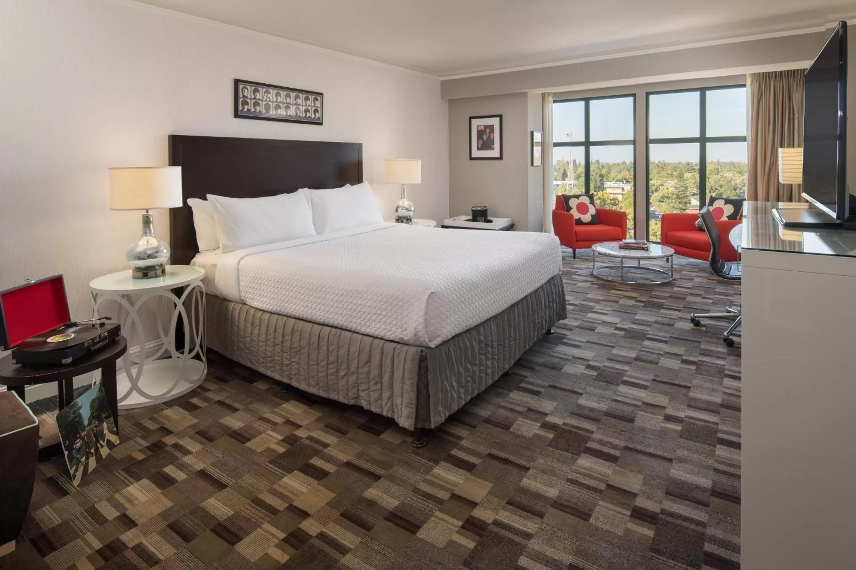 Photo of the whole room, Bed in Crowne Plaza Cabana Hotel by IHG