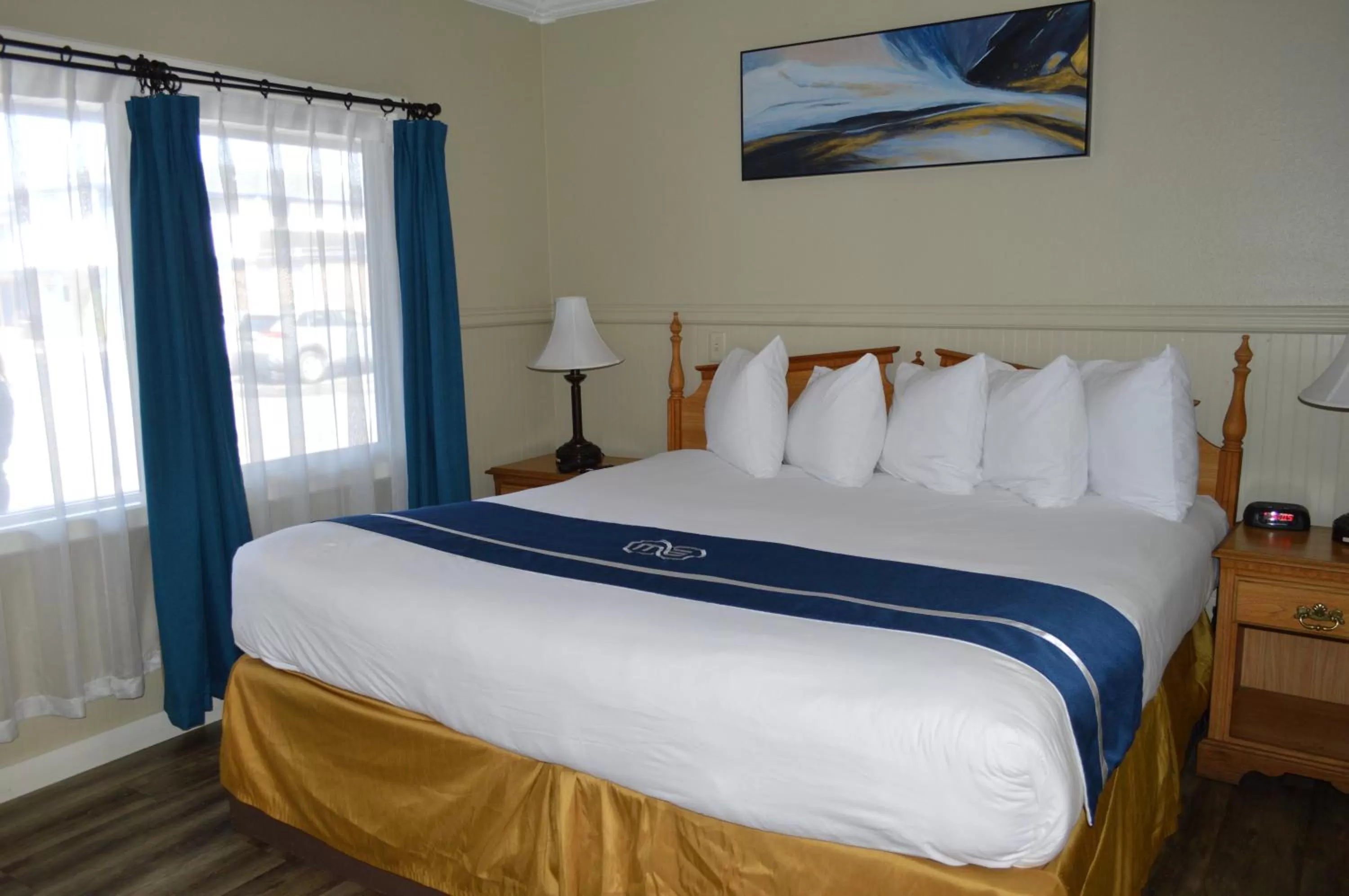 Bed in Omeo Suites Glass Beach