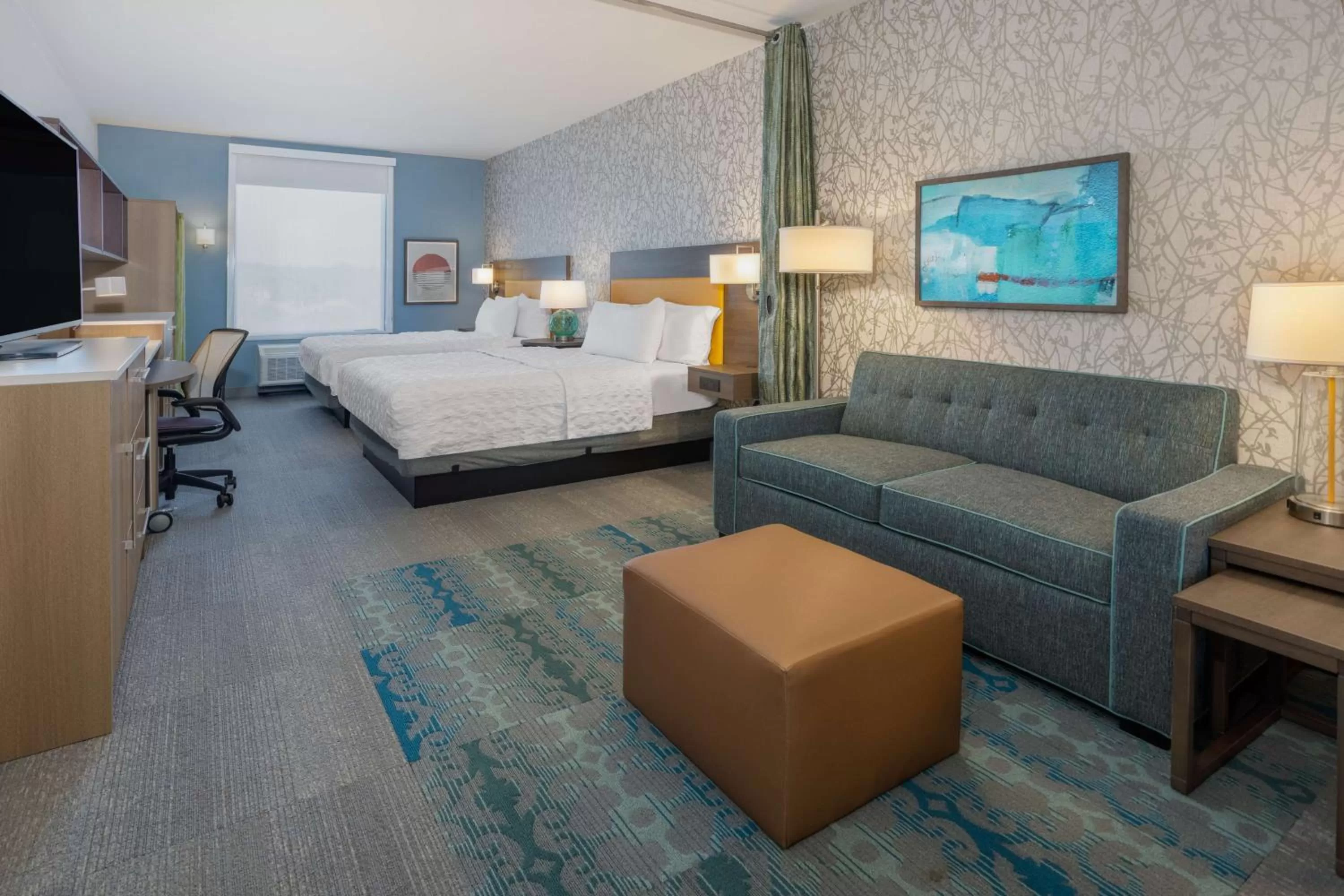 Living room, Bed in Tru By Hilton Pensacola Airport Medical Center
