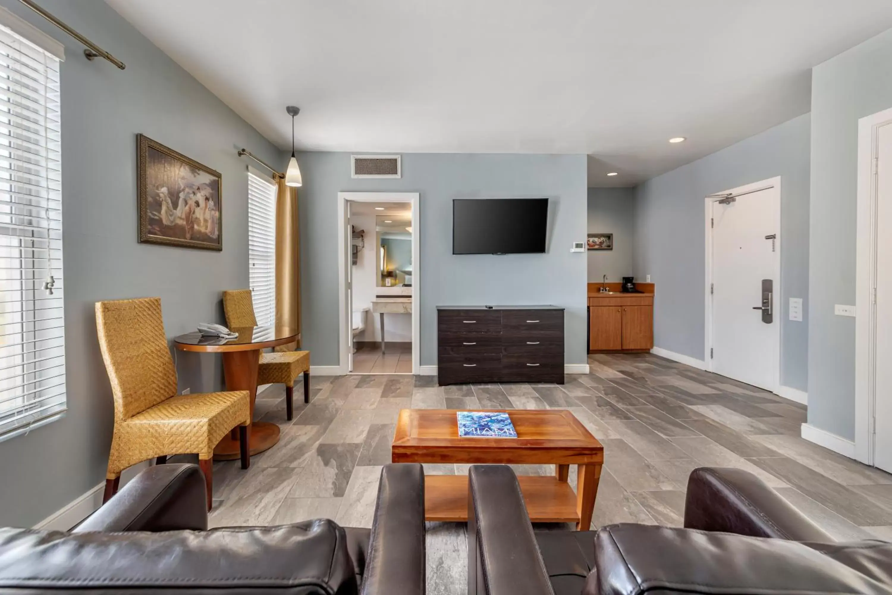 Seating Area in La Flora by LuxUrban Seating Area in La Flora by LuxUrban