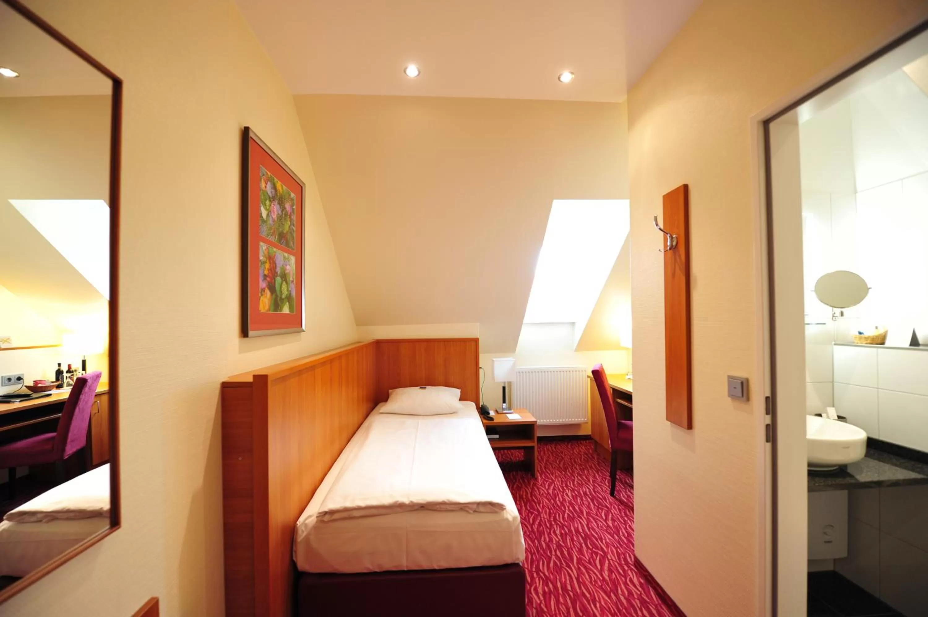 Bathroom, Bed in Frühlings-Hotel